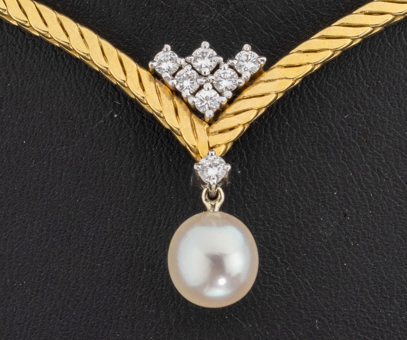 Detail a: 18 kt Gold Brillant-Perl-Collier, GG/WG 750/000, qualitätvolle Verarbeitung, 7 in WG gefasste Brillanten zus. ca. 0.35 ct Weiß/si, bewegl. ...
