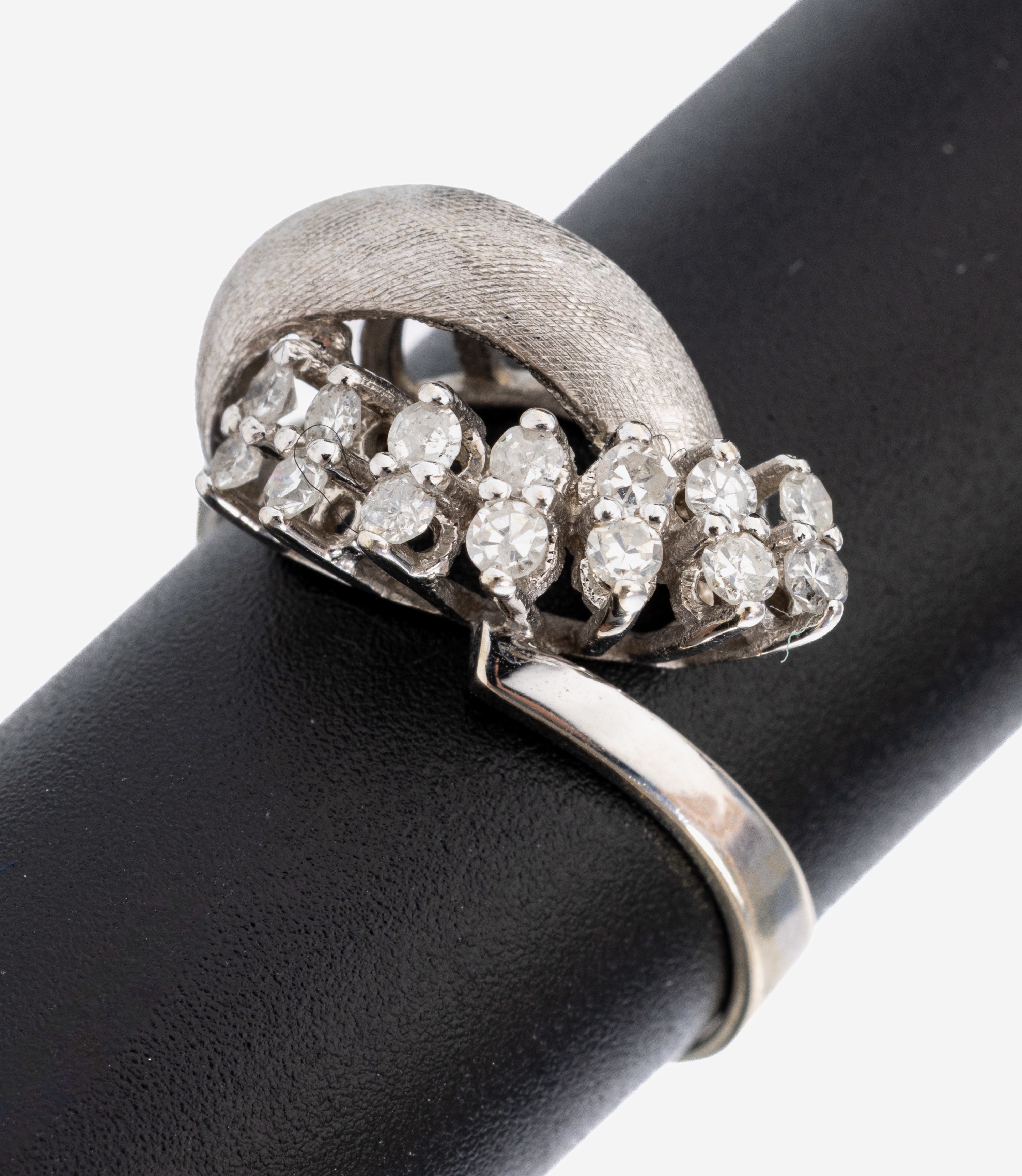Image 27130613 - 14 kt Gold Diamant-Ring, WG 585/000, z.T. strukt. und pol., 14 8/8-Diamanten zus. ca. ...