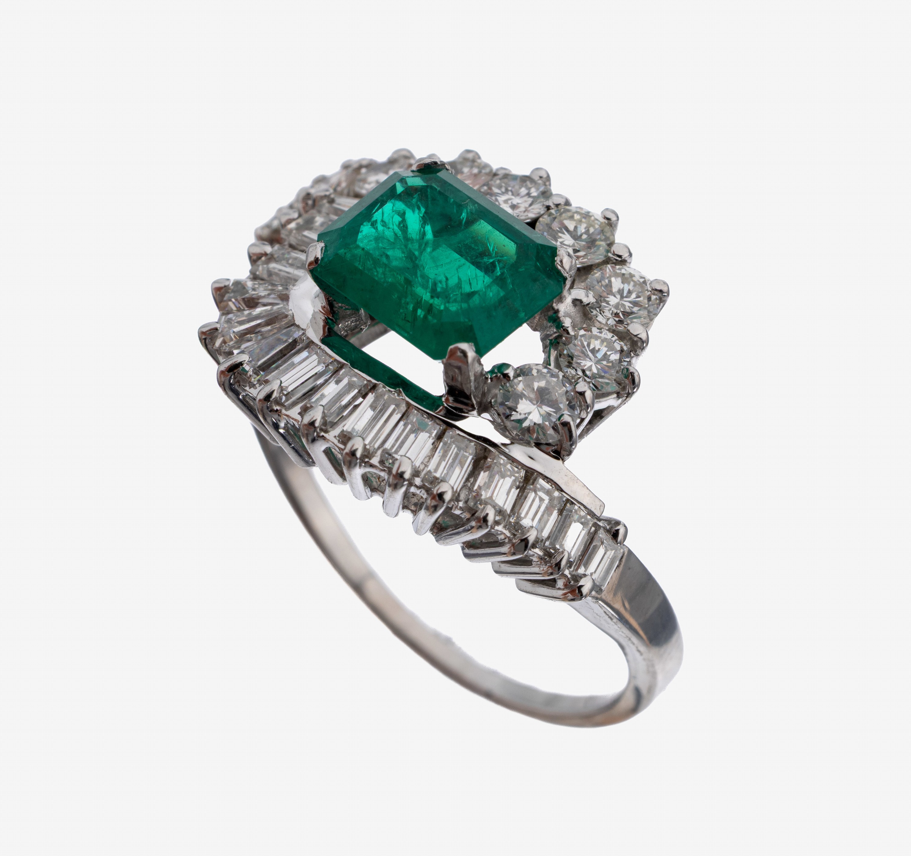 Image 27130620 - 18 kt Gold Farbstein-Diamant-Ring, WG 750/000, mittig erhaben gefasste Smaragd- ...