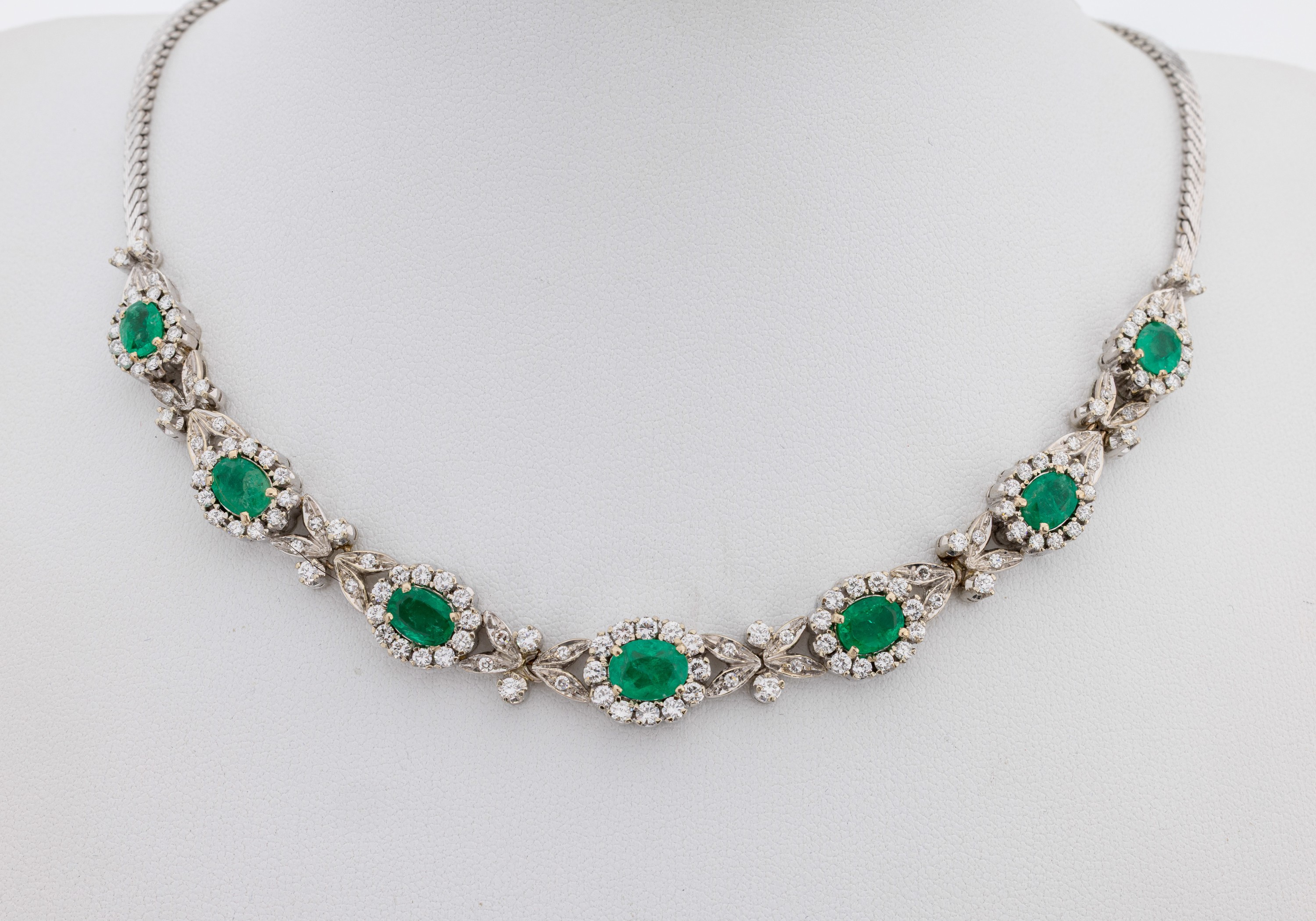 Image 27130622 - 18 kt Gold Smaragd-Diamant-Collier, WG 750/000, 7 ovalfacett. Smaragde zus. ca. 9.50 ...