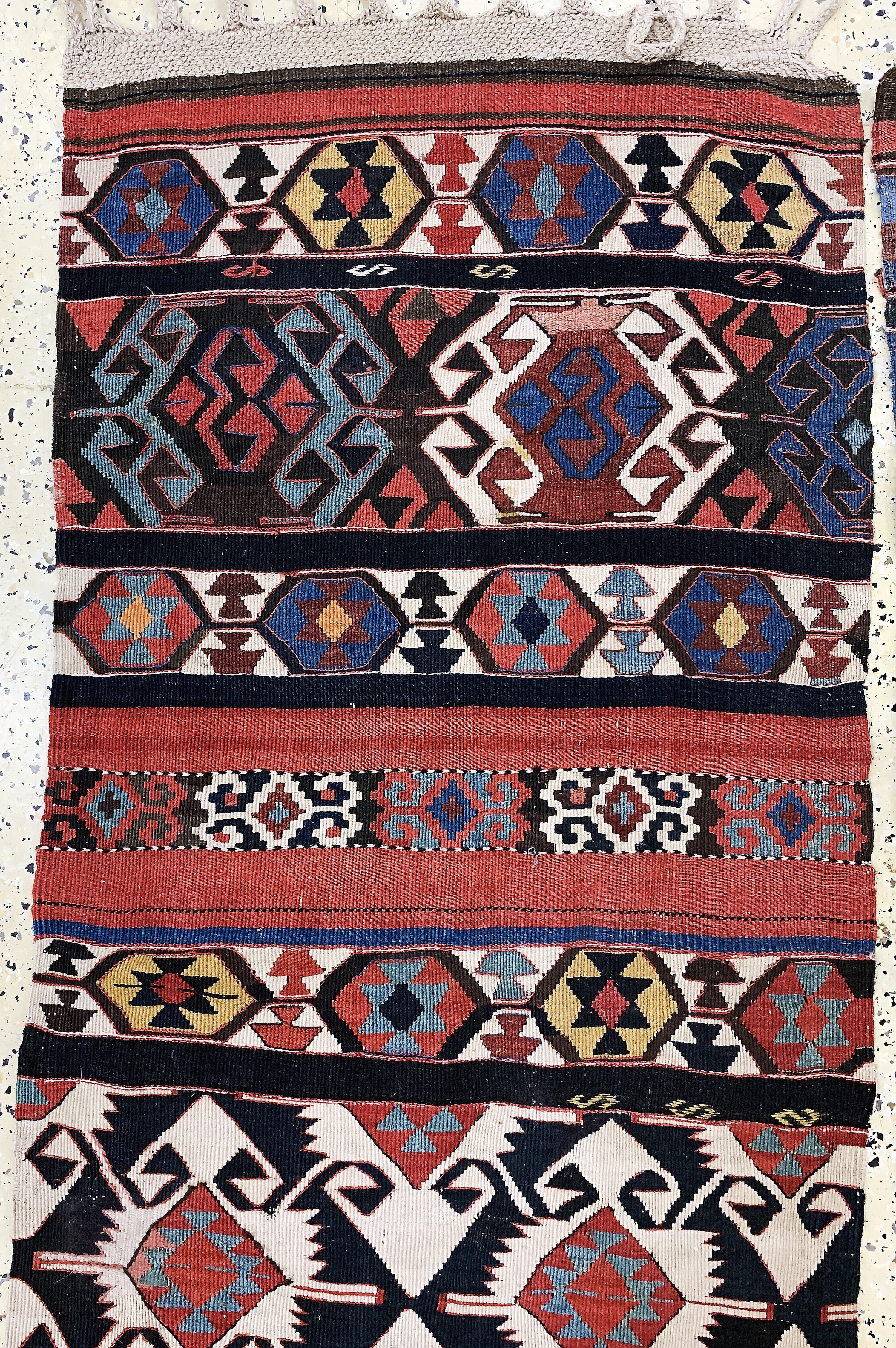 Detail a: Konya Kelim antik, Türkei, 19.Jhd, Wolle auf Wolle, ca. 390 x 155 cm, Zwei getrennte Bahnen, EHZ: 2(kleine restaurierungen).