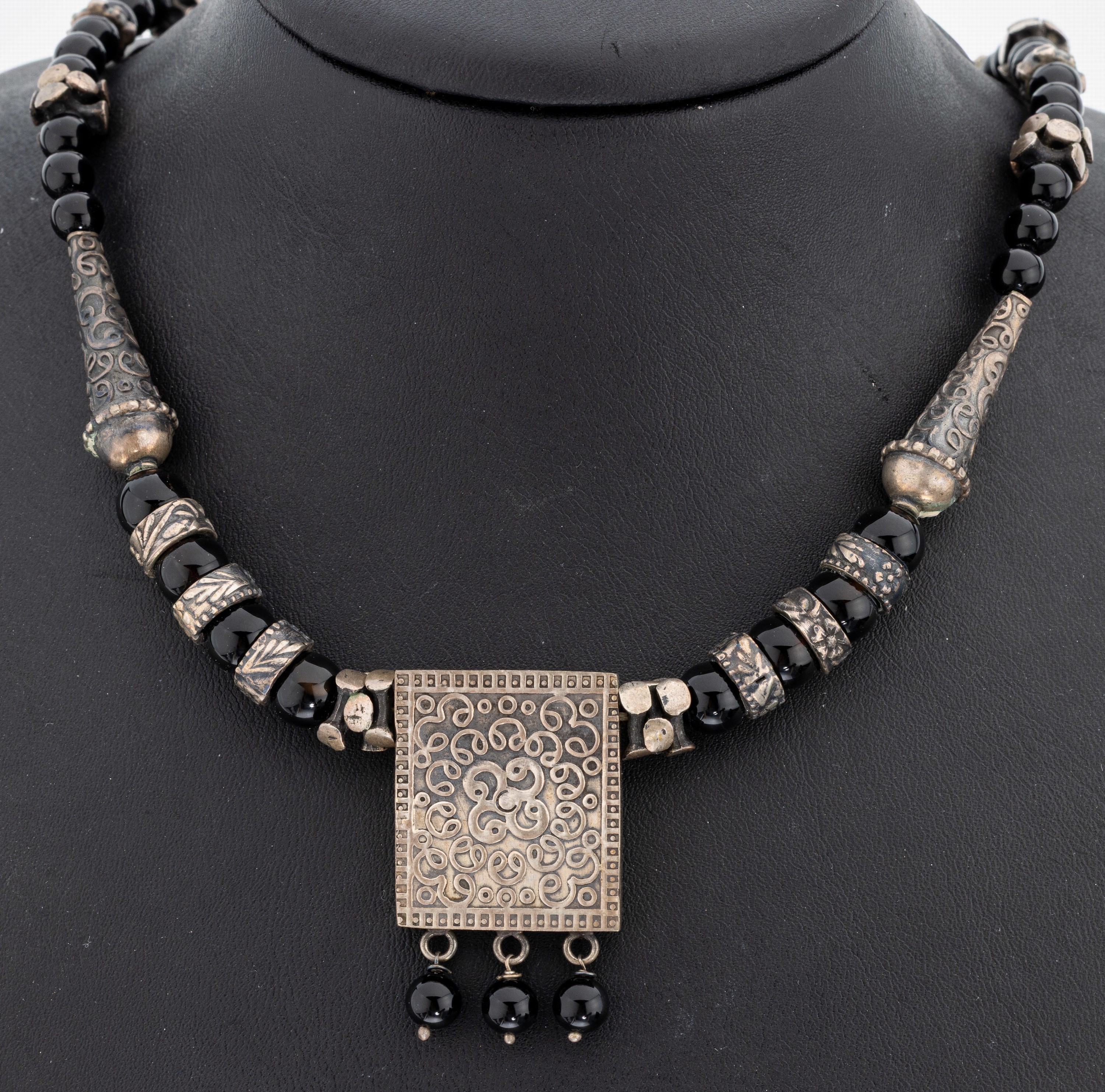Image 27130629 - Onyx-Collier, wohl Indien, Silber gepr., rechteckiges Mittelteil mit Arabeskenrelief, ...