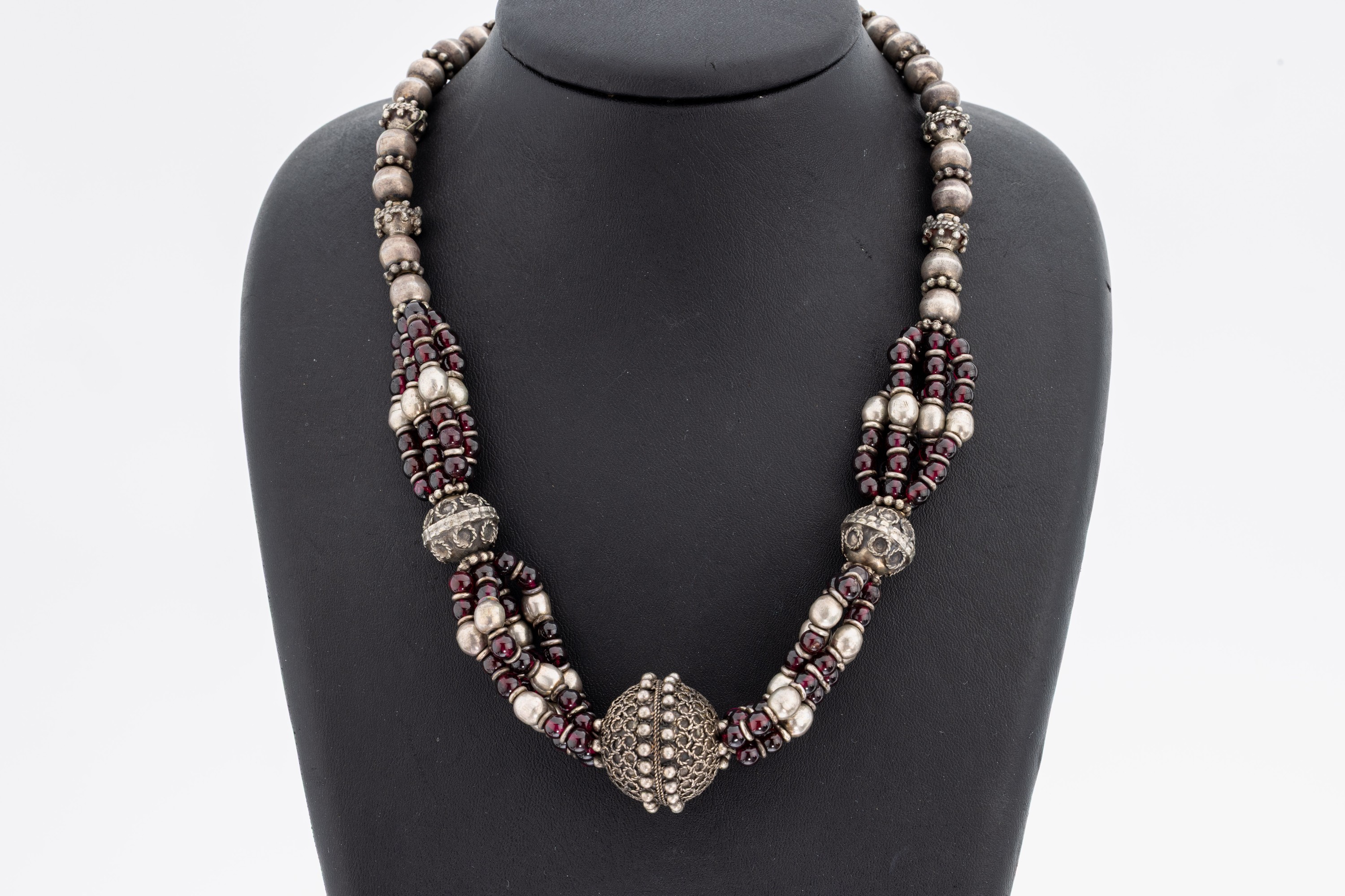 Image 27130630 - Granat-Collier, wohl Indien, Silber gepr., Mittelteil 5-rhg. mit Granat-Kugeln, Silber- ...