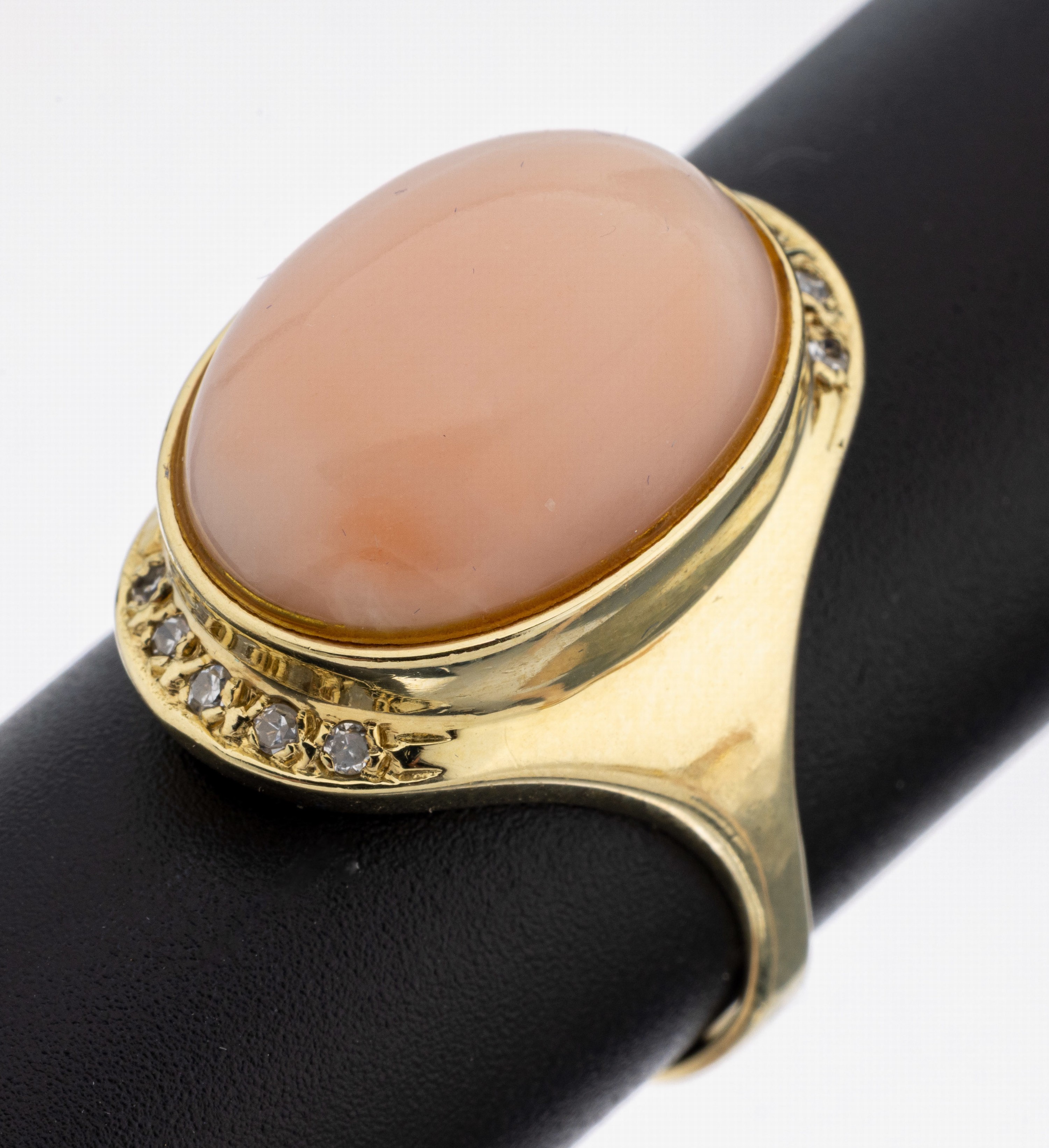 Image 27130634 - 14 kt Gold Korallen-Diamant-Ring, GG 585/000, ovaler Engelhautkorallen-Cabochon, ...
