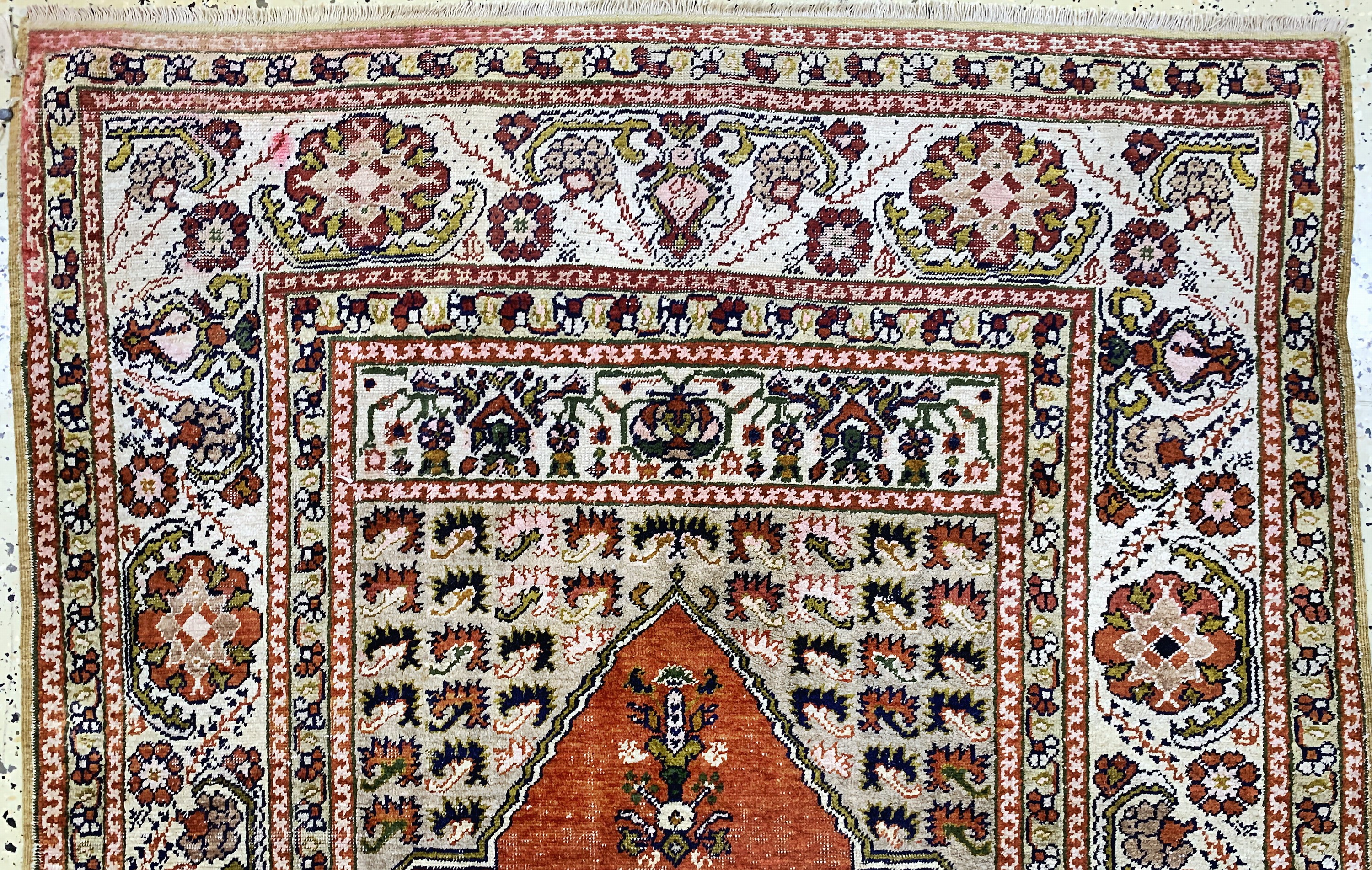 Detail b: Giordes antik, Türkei, um 1900, merzerisierte Baumwolle, ca. 155 x 110 cm, EHZ: 3(restauriert).