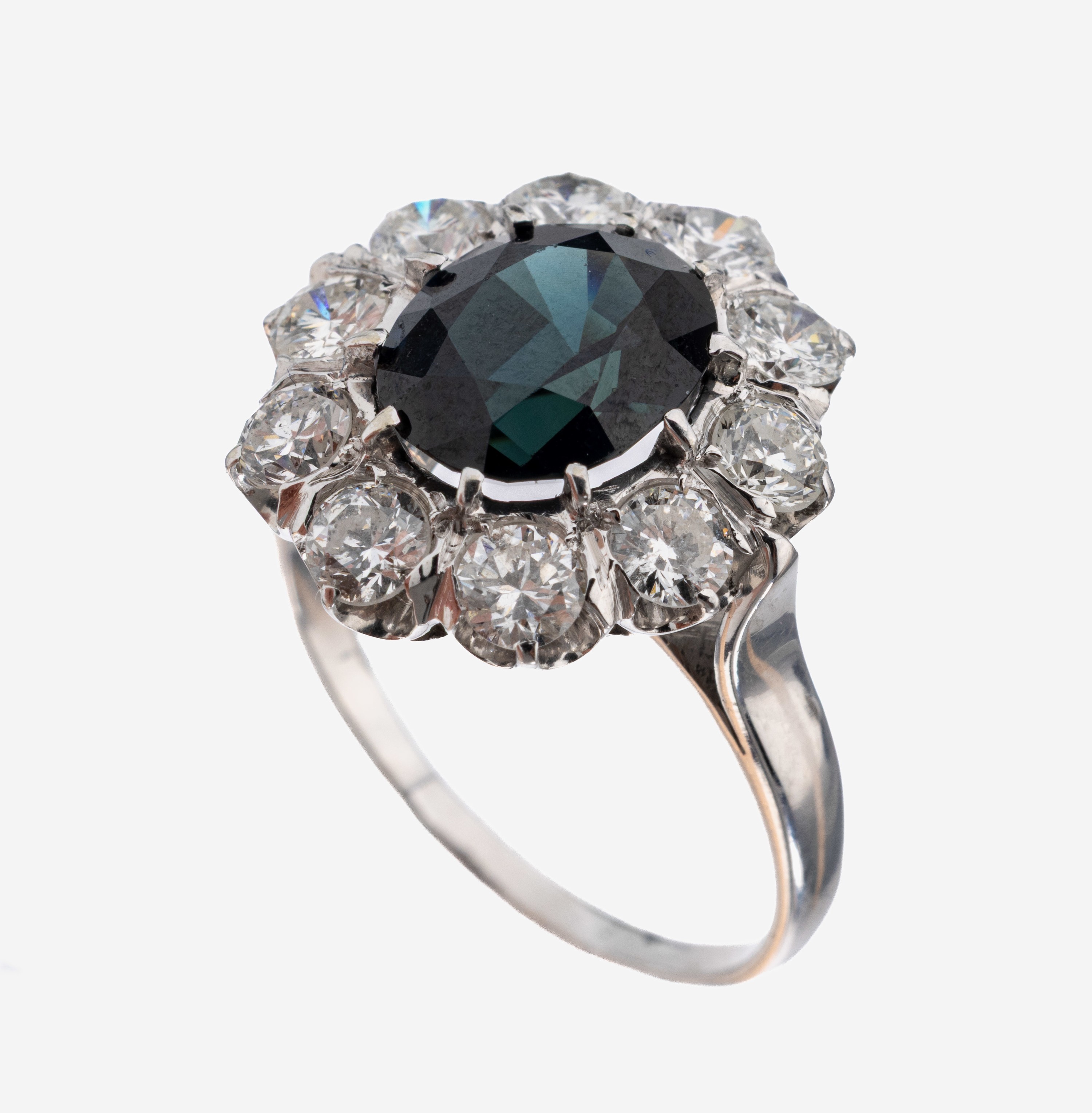 Image 27130672 - 18 kt Gold Saphir-Brillant-Ring, WG 750/000, mittig ovalfacett. Saphir ca. 2.50 ct, 10 ...