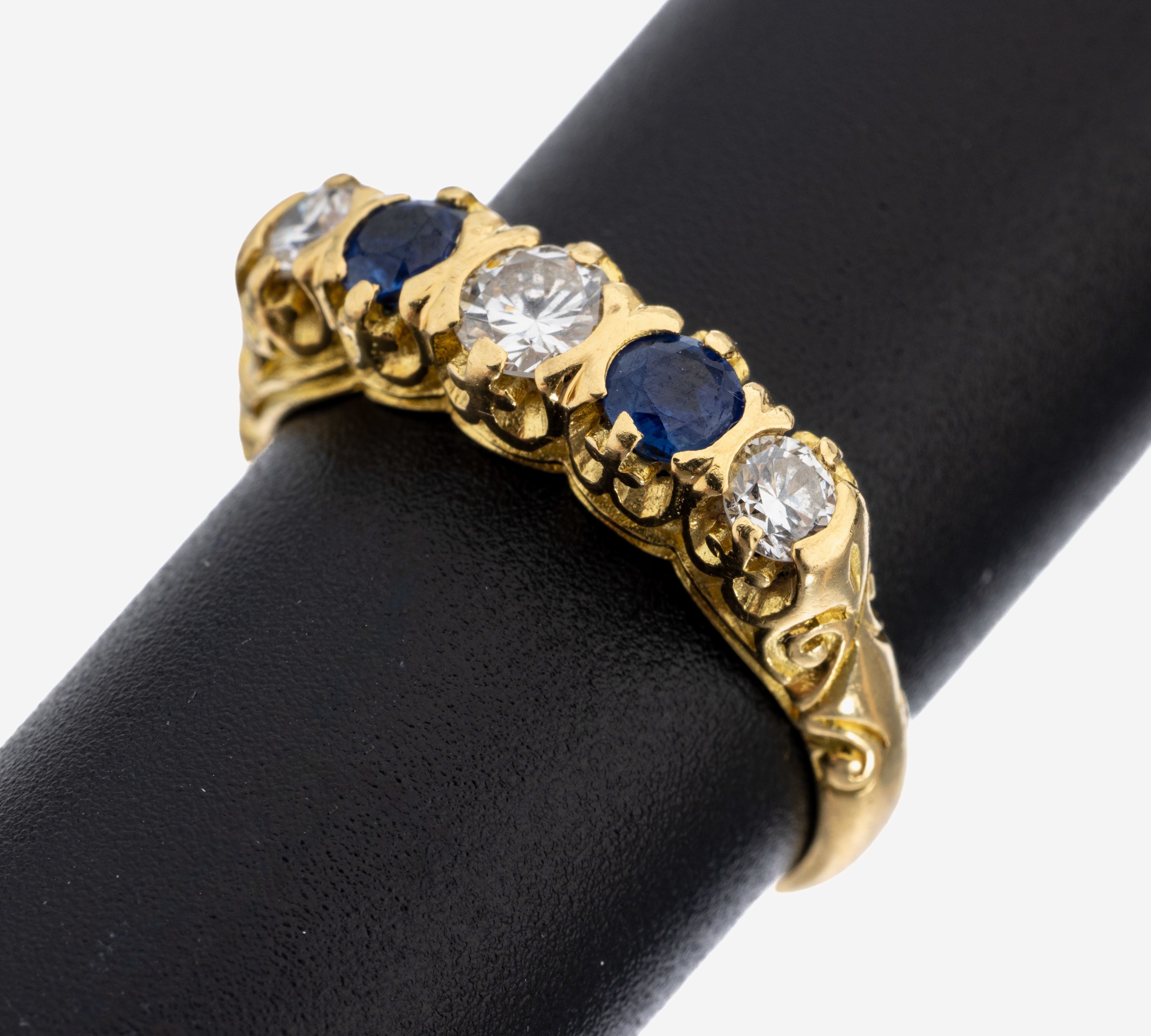 Image 27130677 - 18 kt Gold Brillant-Saphir-Ring, GG 750/000, nach älterem Vorbild, 3 Brillanten zus. ...