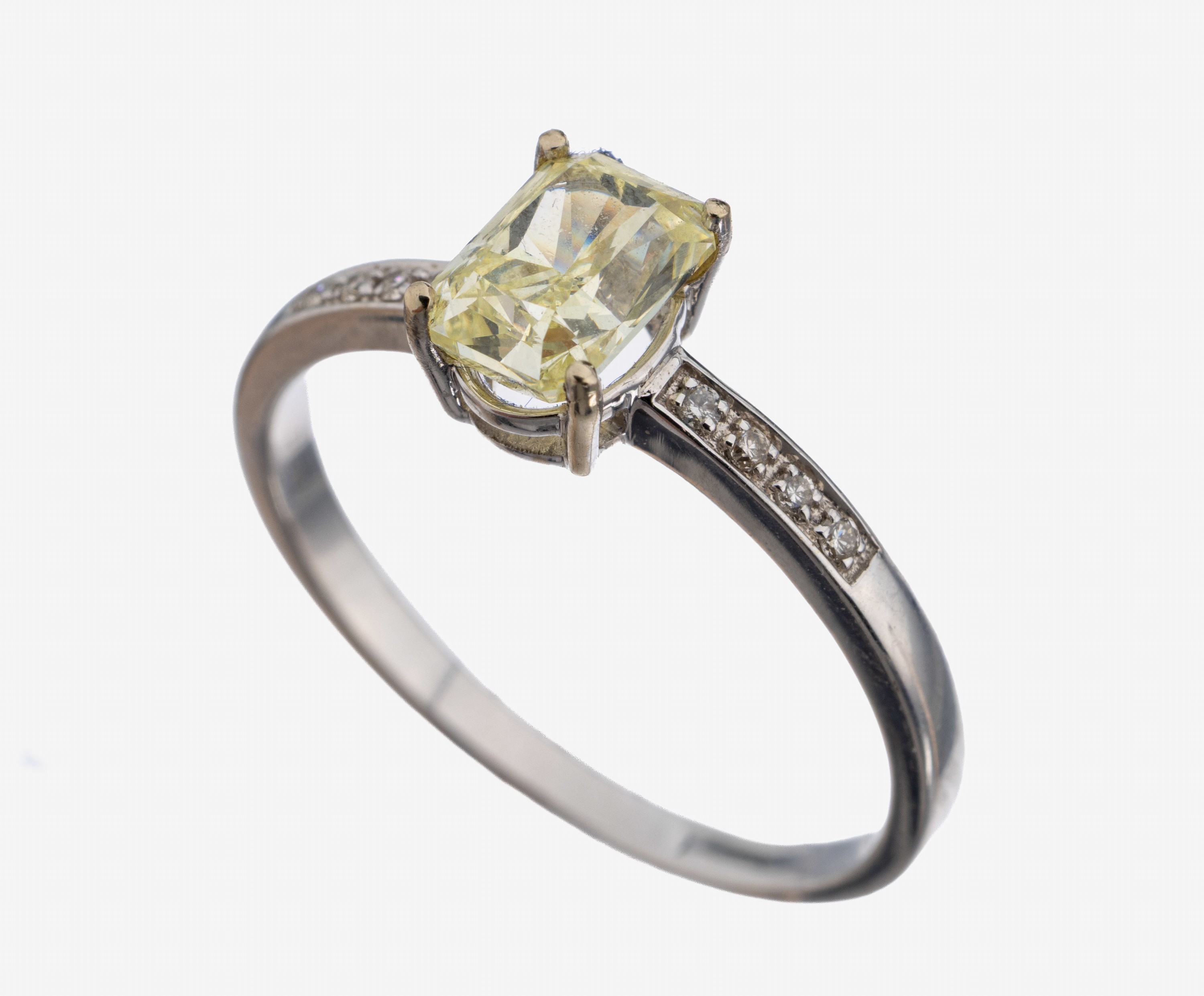 Image 27130683 - 18 kt Gold Diamant-Ring, WG 750/000, mittigDiamant-Radiant ca. 1.05 ct Gelb/vs, ...