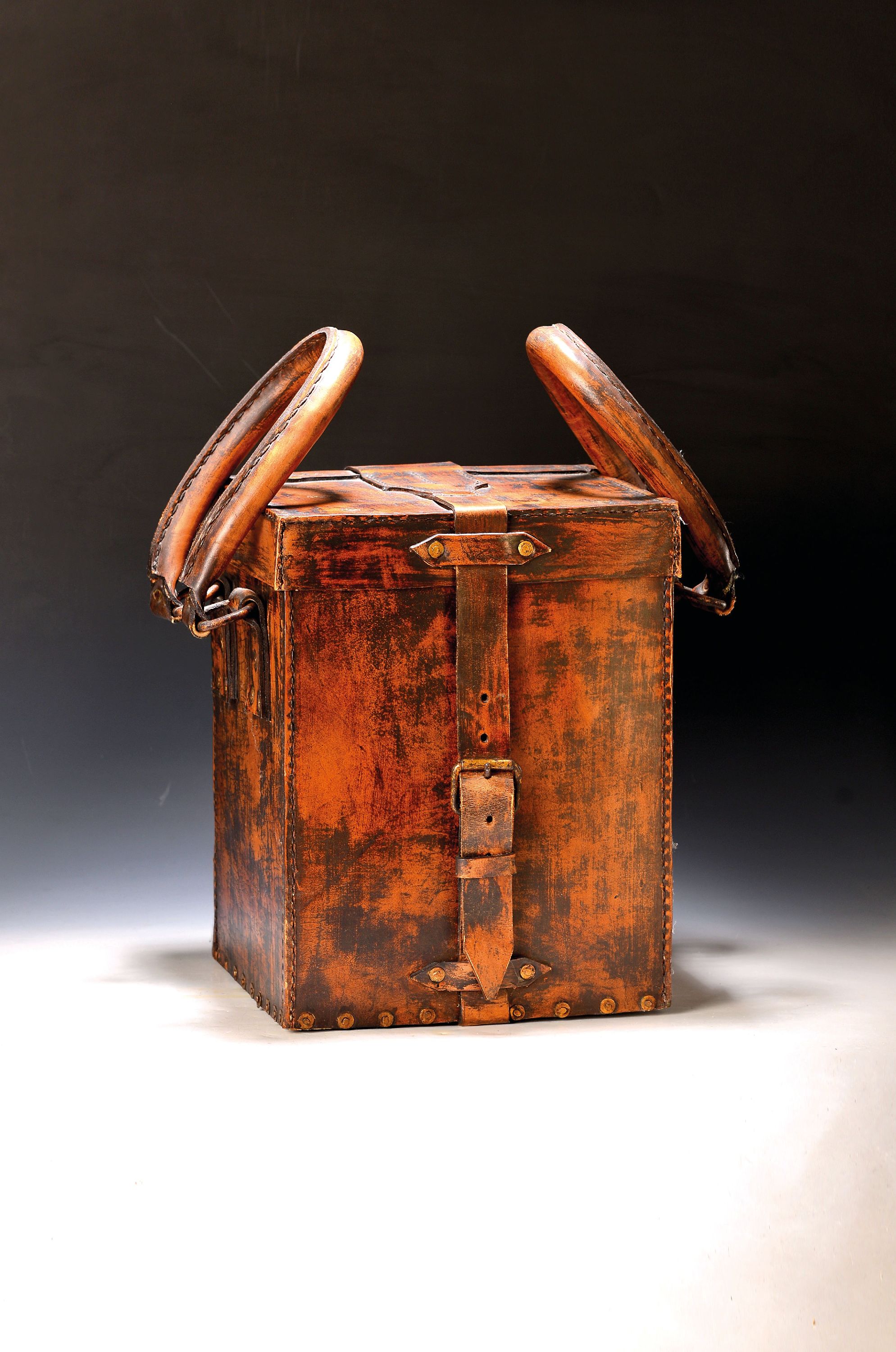 Image 27130687 - Rustikaler Weinkoffer ?/Tasche, Holzkern, z.T. mit Leder bezogen, in Antik-Leder-Optik, ...