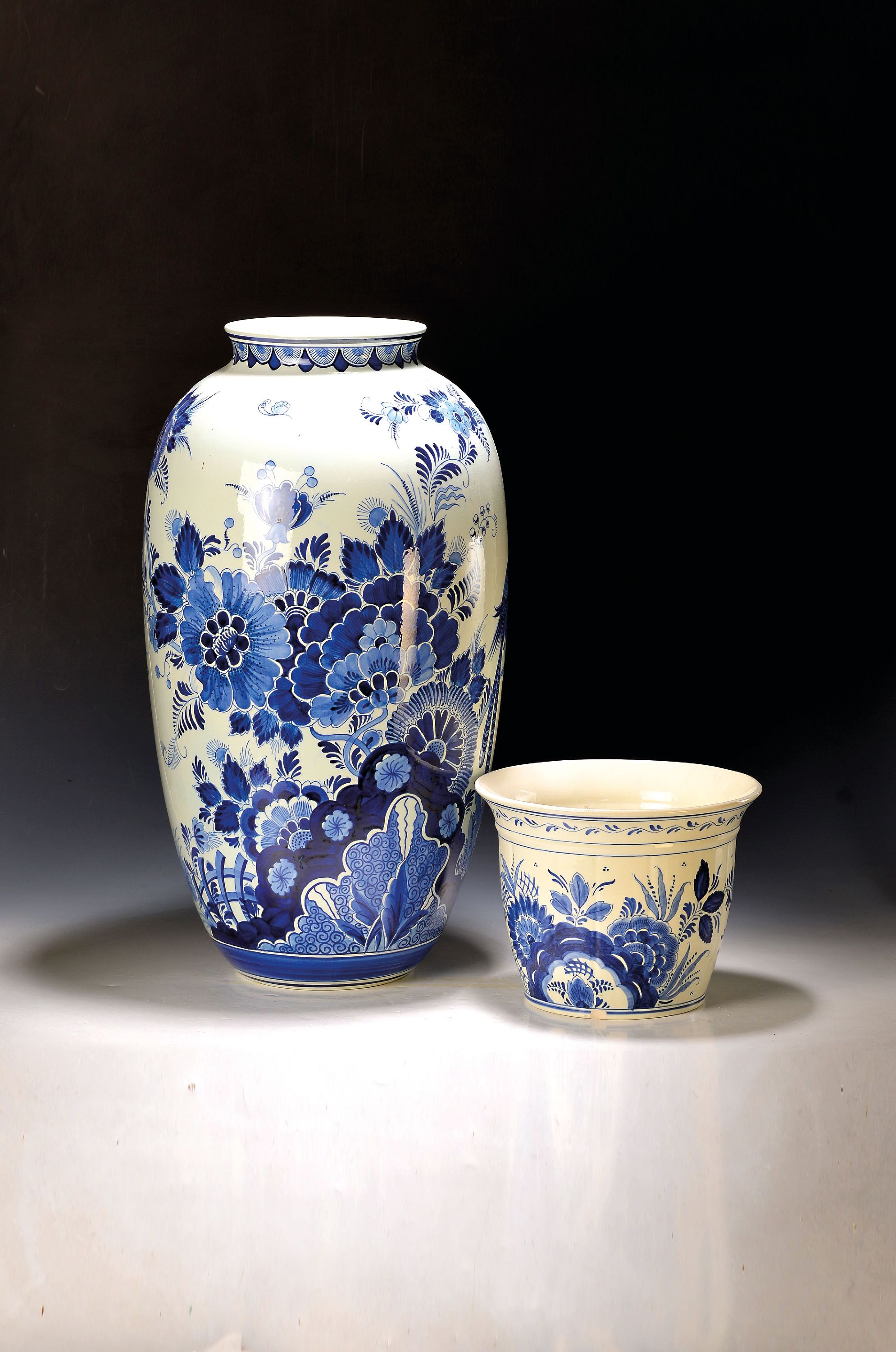 Image 27130692 - Bodenvase und Blumenübertopf Delft, wohl 80er Jahre, Fayence, blauer Blumendekor, H. ...