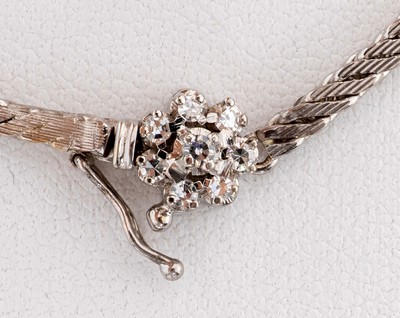 27130622a - 18 kt Gold Smaragd-Diamant-Collier, WG 750/000, 7 ovalfacett. Smaragde zus. ca. 9.50 ...