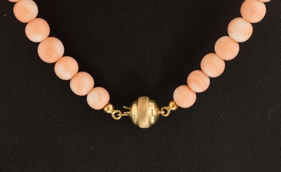 27130636a - Korallen-Collier mit 18 kt Gold Schließe, GG 750/000, Engelshautkorallenkugeln im ...
