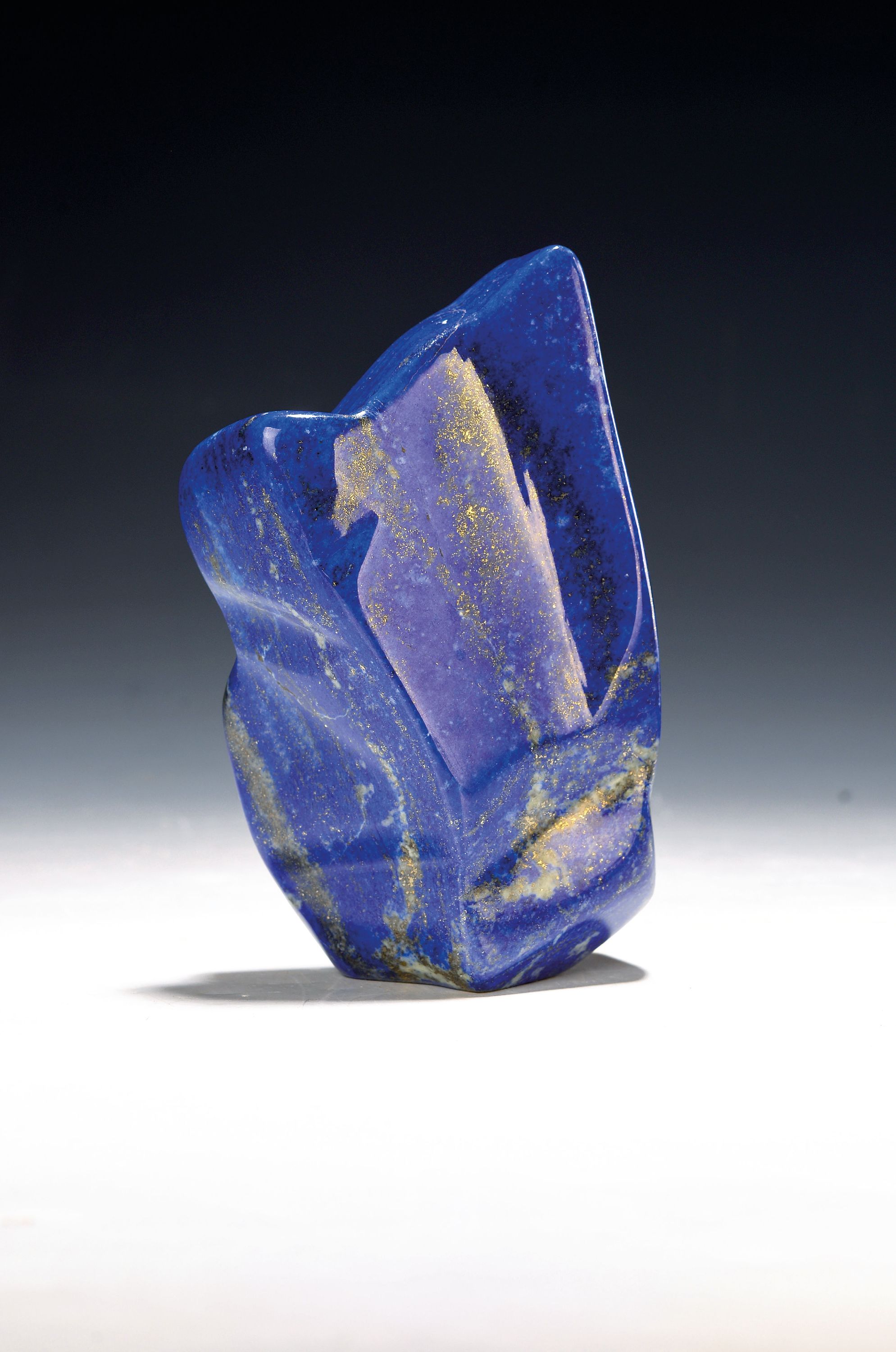 Image 27130714 - Lapislazuli in Freiform, Afghanistan, 1390g, geschliffen und poliert, getreppt, feiner ...