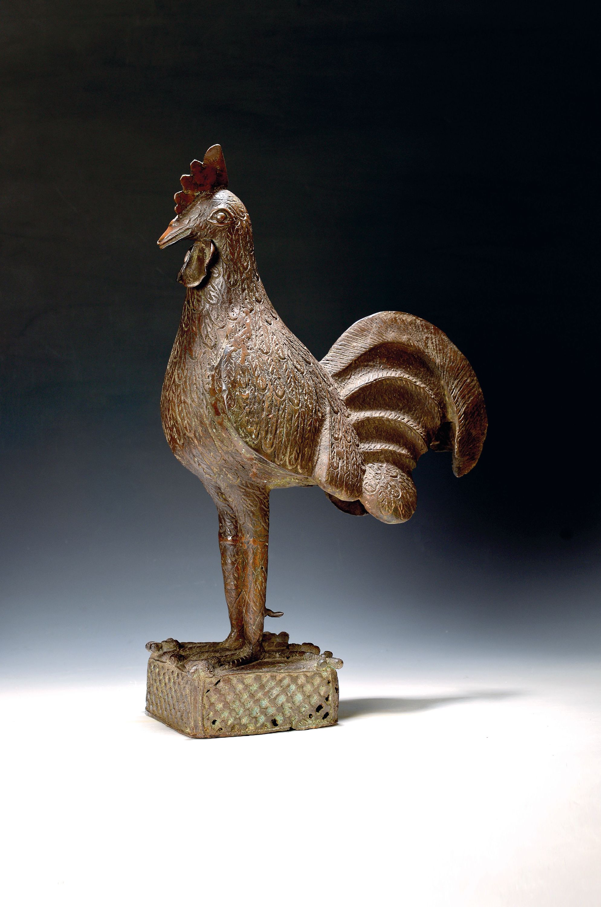 Image 27130751 - Kopie einer Benin-Bronze: Okukor, stehender Hahn, 20.Jh., Gelbguss/Bronze, H. 56 cm