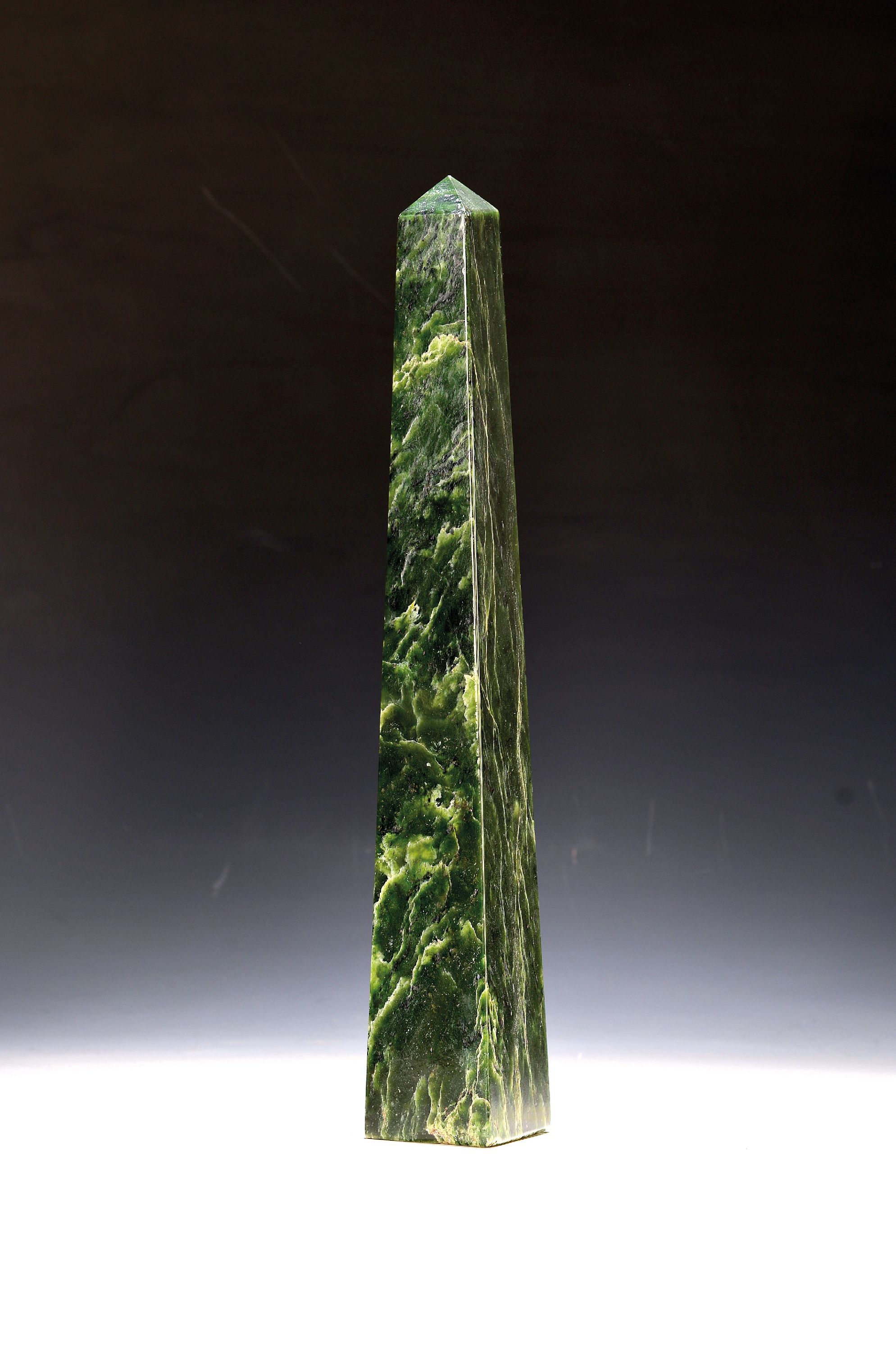Image 27130755 - 48cm hoher Obelisk aus Nephrit, Afghanistan , 4300g, kräftig grüne Färbung mit ...