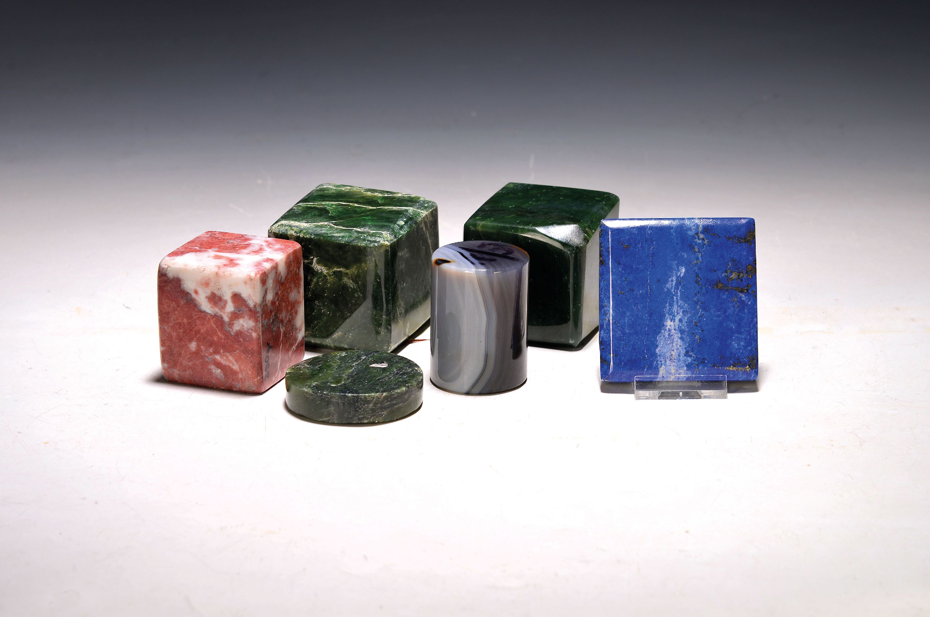 Image 27130756 - 6 Paperweights aus Nephrit, Marmor, Achat und Lapislazuli, Afghanistan, 2 ...