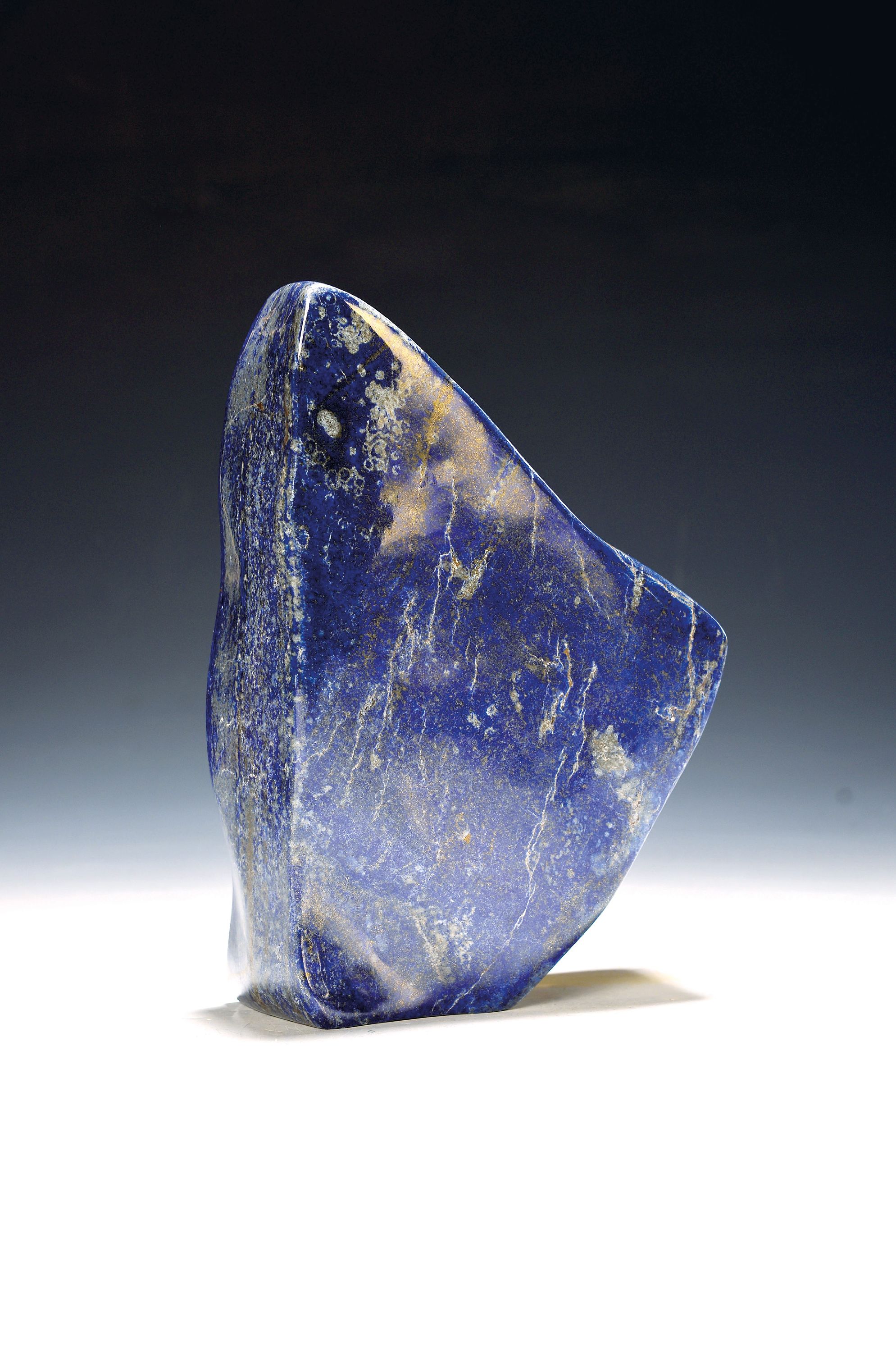 Image 27130758 - Lapislazuli in Freiform, Afghanistan, 4900g, dunkelblaue Färbung, feine goldfarbene ...