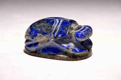 27130753a - 2 Lapislazuli: Skarabäus und Freiform, Afghanistan, 980/433g, geschliffen und poliert, ...