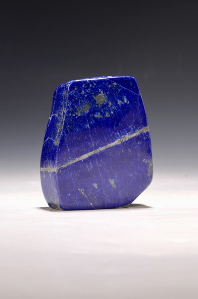 27130753b - 2 Lapislazuli: Skarabäus und Freiform, Afghanistan, 980/433g, geschliffen und poliert, ...