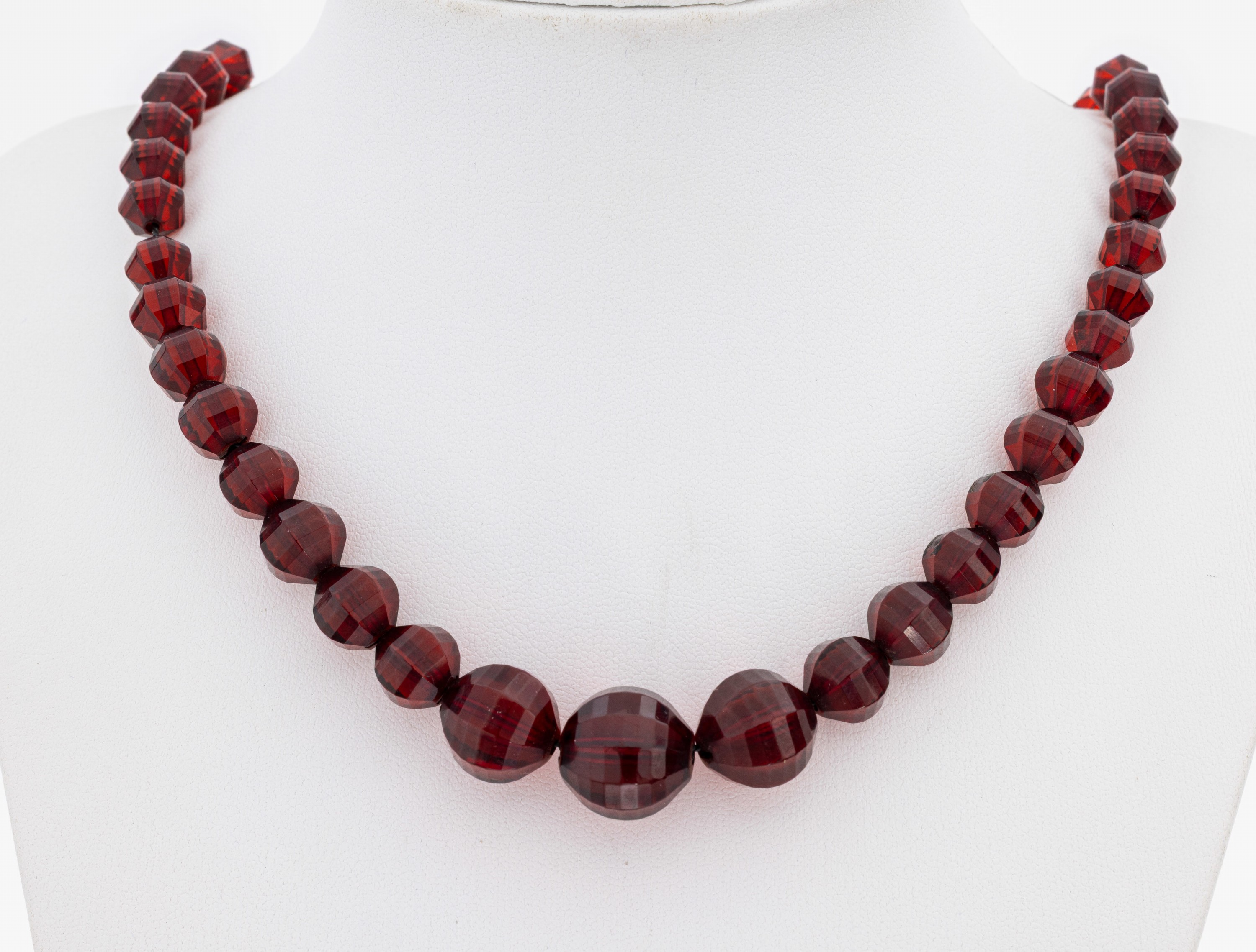 Image 27130851 - Bernstein-Collier, im Verlauf facett. rote Bernsteine, Schraubschließe, L. ca. 54 cm