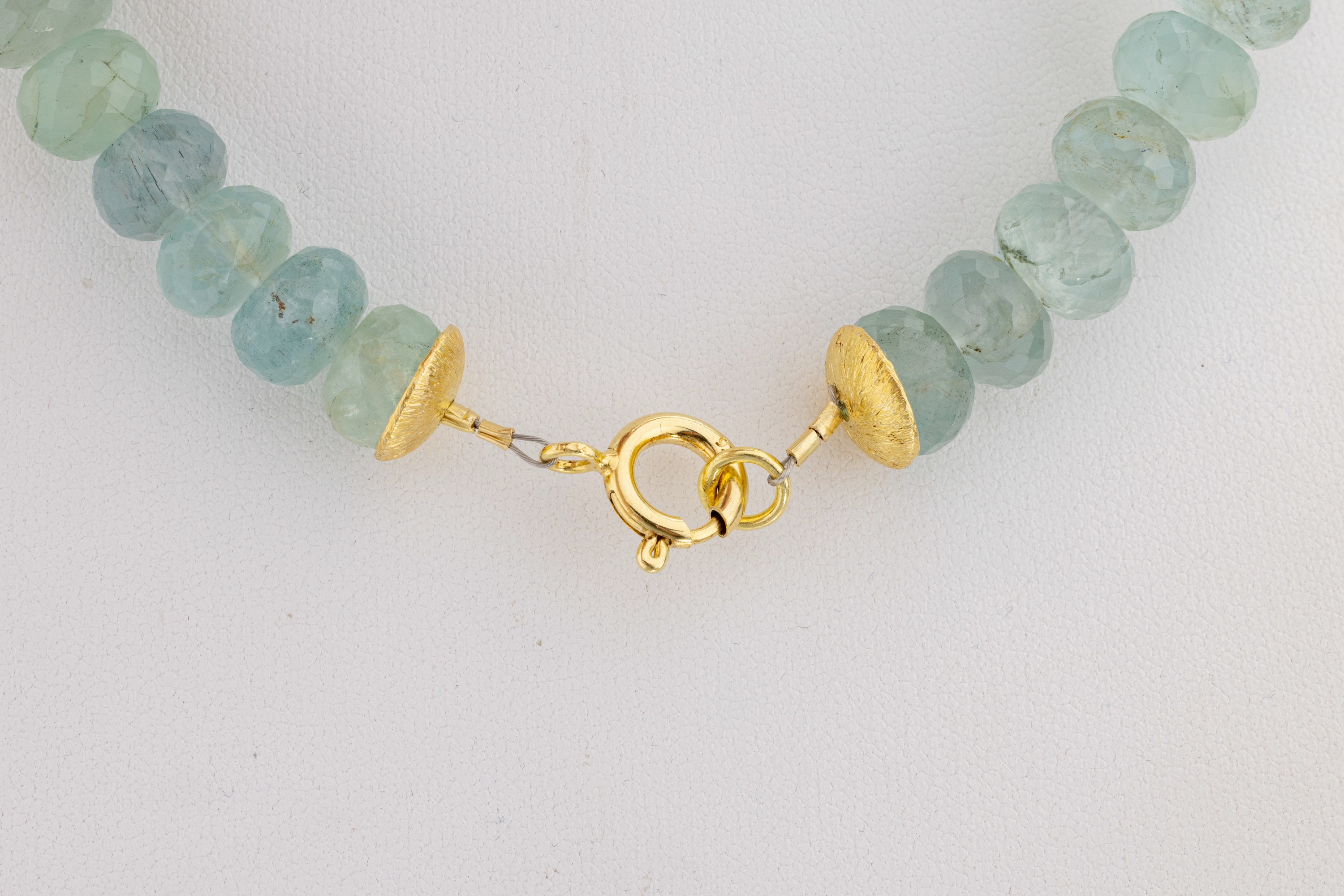 Detail a: Aquamarin-Collier, facett. Aquamarine, D. ca. 9.7-11.6 mm, Federringschließe und Zwischenglieder Silber verg., L. ca. 46 cm, ca. 75 g
