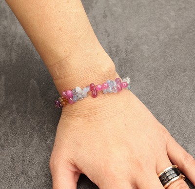 27130857c - Saphir-Armband, facett. Saphir-Tropfen in versch. Farben, ausgefallene Anordnung, L. ...