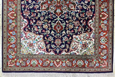 27130979b - Ghom Seide, Persien, Mitte 20.Jhd, reine Naturseide, ca. 150 x 103 cm, EHZ: 2 ...