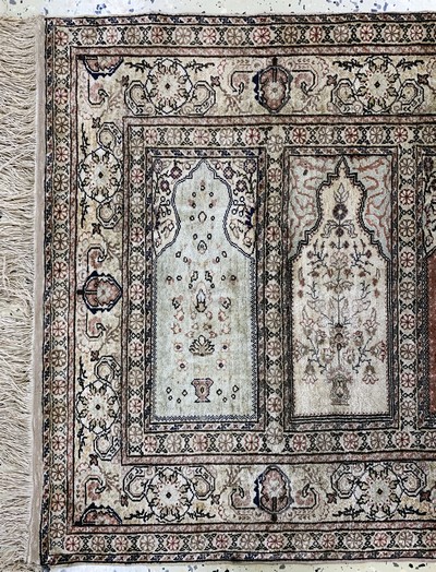 27130980b - Seiden Kayseri´Saf´, Türkei, Mitte 20.Jhd, reine Naturseide, ca. 115 x 80 cm, EHZ: 1-2 ...