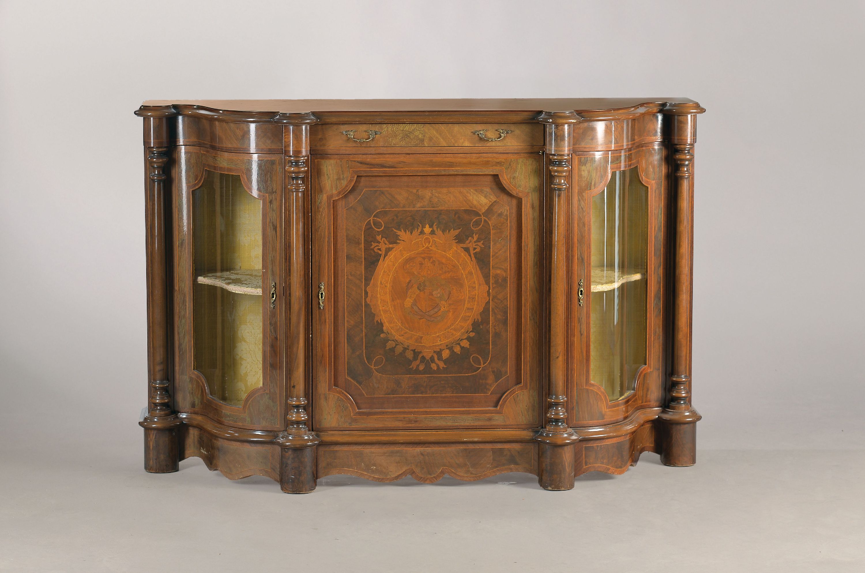 Dreitürige Anrichte, im Barock-Stil, Italien, 90er Jahre, Nußbaumfurnier, Front mit Vollsäulen, 2 geschwungene Glastüren, Bandeinlagen in Ahorn, ...