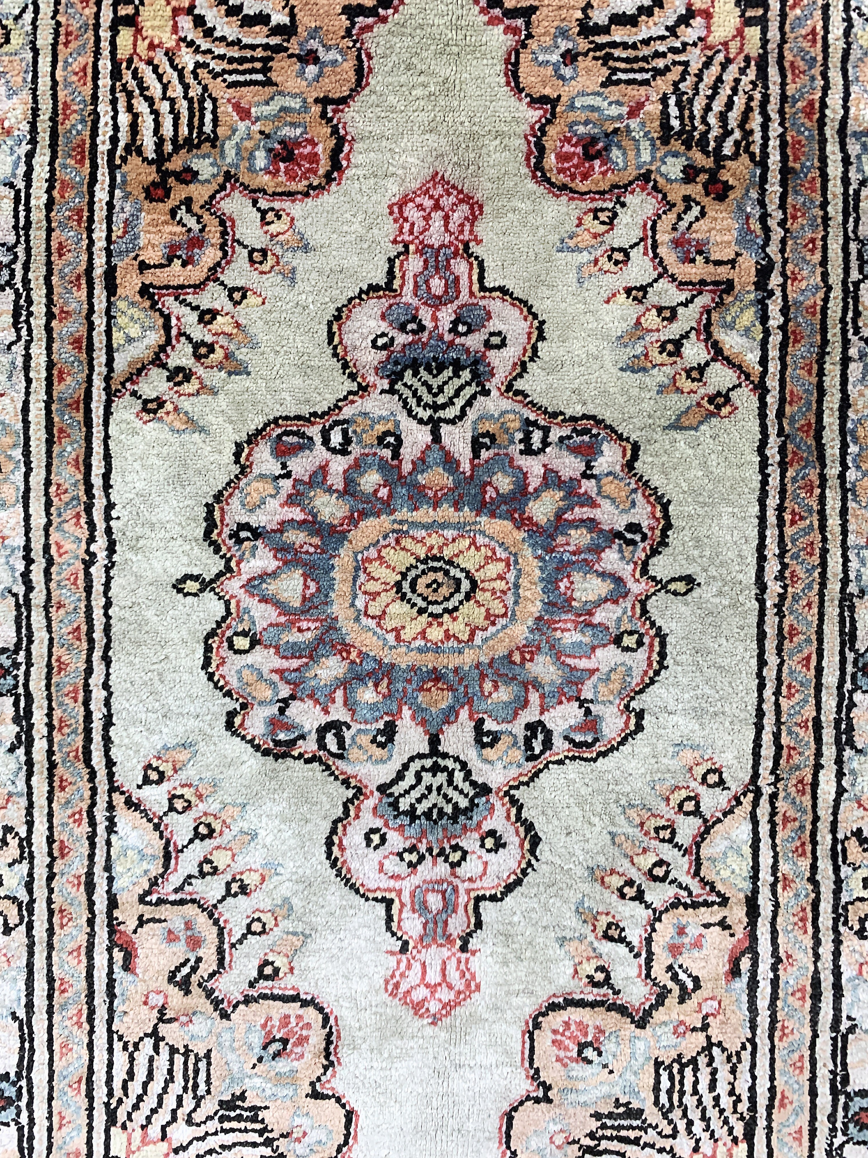 Detail b: 2 Lots Seiden Kayseri, Türkei, Mitte 20.Jhd, reine Naturseide, ca. 63 x 41 cm, EHZ:2