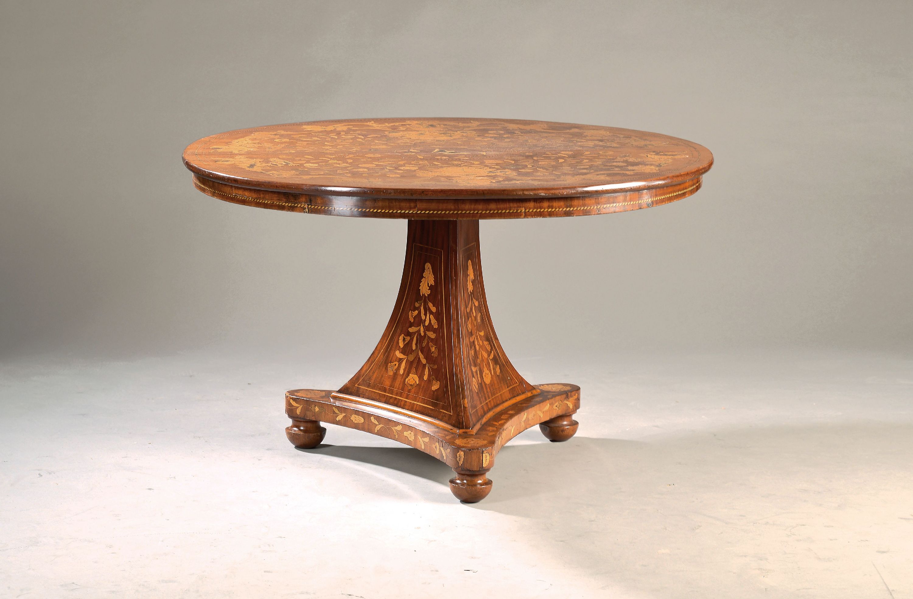 Image 27131090 - Runder Salontisch, Niederlande, um 1820, Mahagonifurnier, Tischplatte mit aufwendigen ...