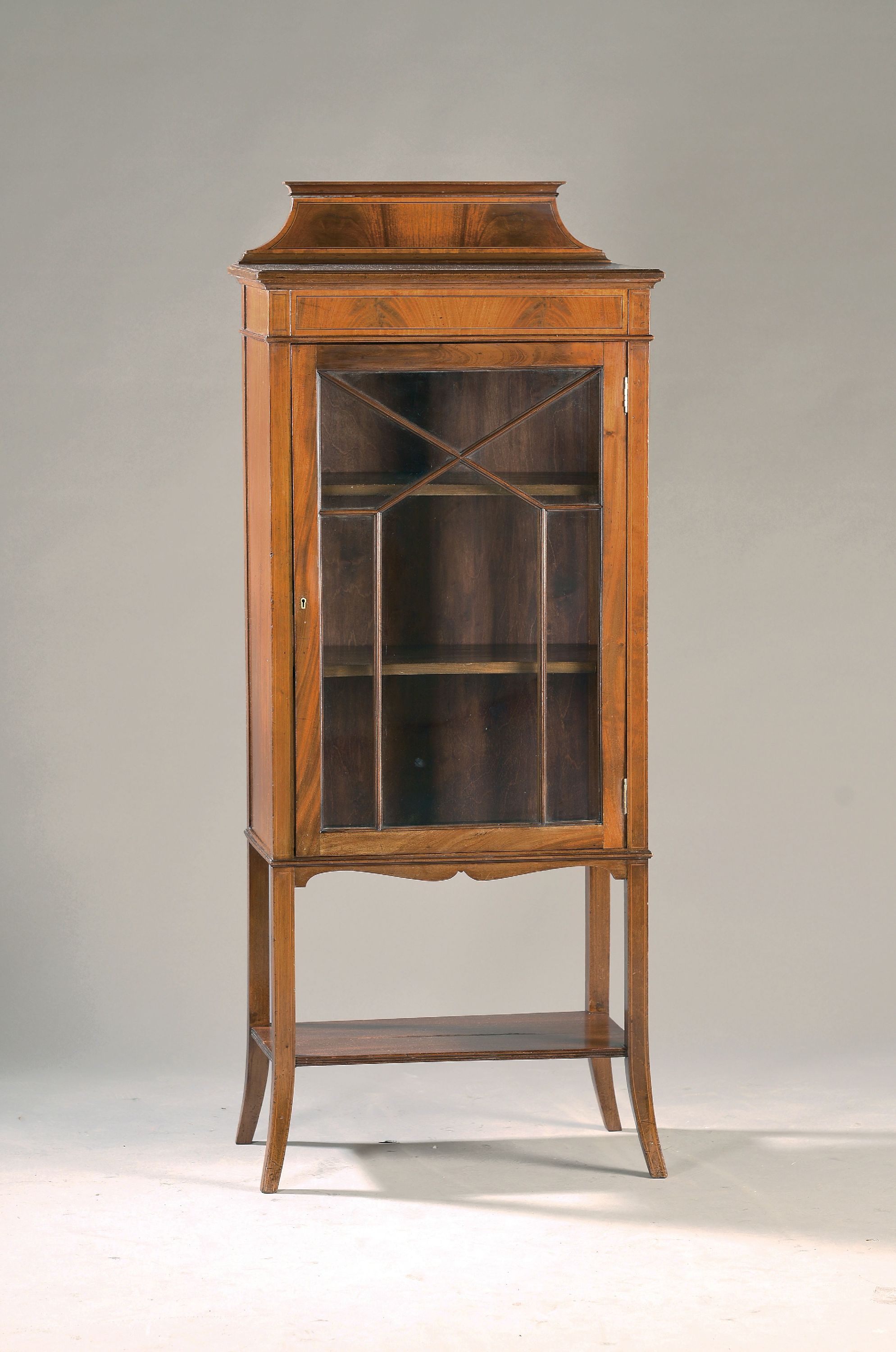 Image 27131097 - Vitrine, England, um 1900, Mahagonifurnier, Glastür, orig. gewalztes Glas, untere ...