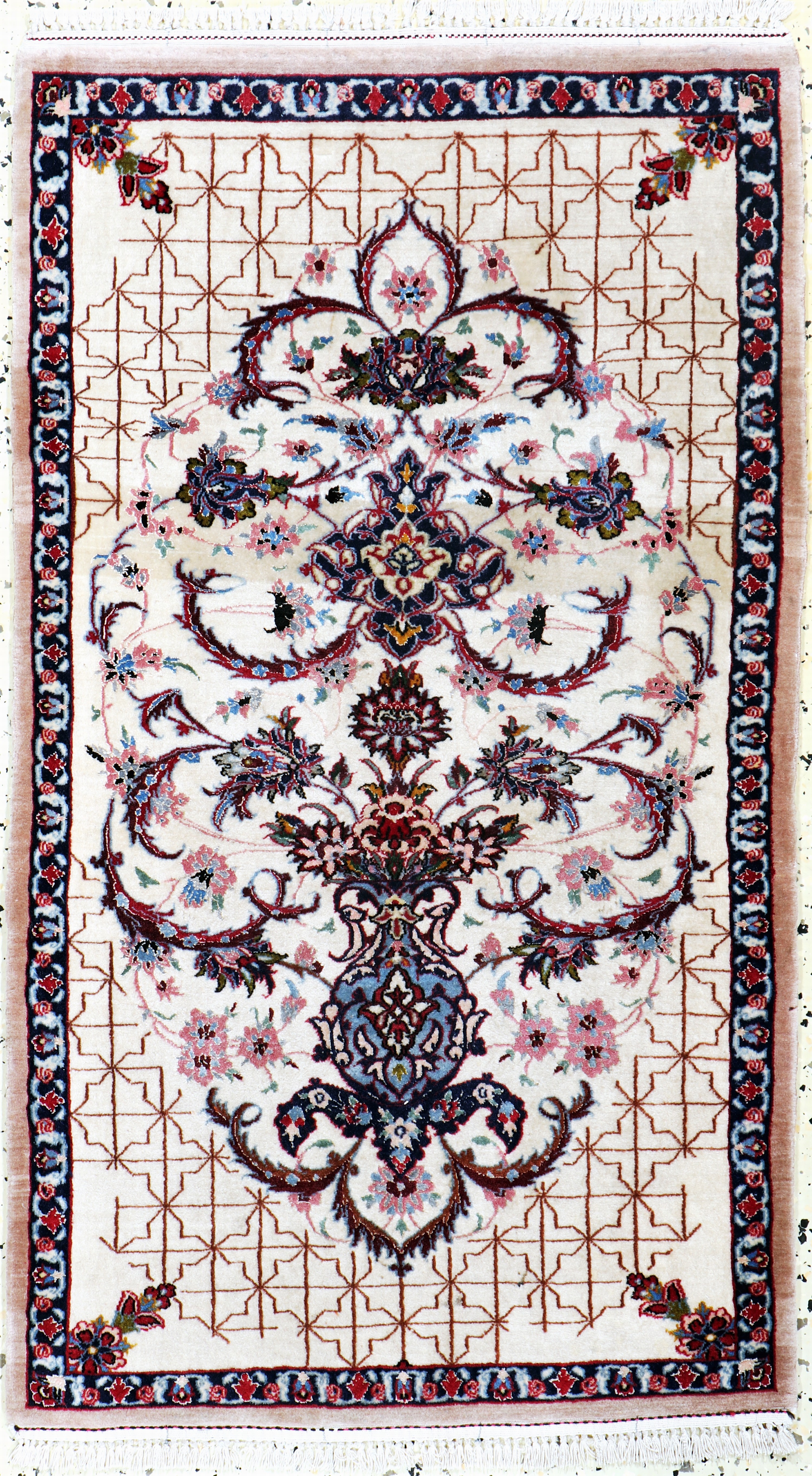 Image 27131147 - Esfahan fein, Persien, Mitte 20.Jhd, Korkwolle mit und auf Seide, ca. 100 x 60 cm, EHZ: ...