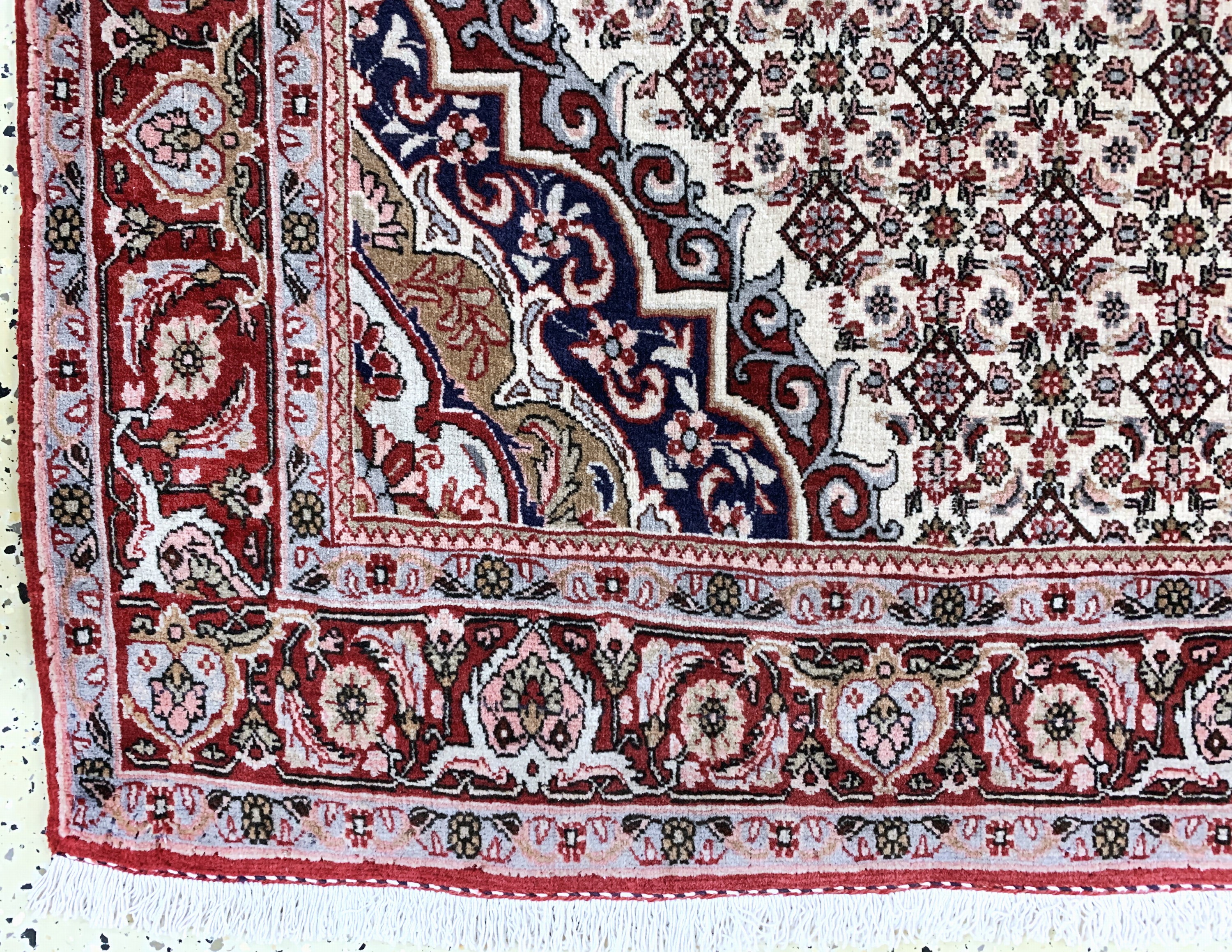 Detail b: Bidjar, Persien, Mitte 20.Jhd, Wolle auf Baumwolle, ca. 277 x 175 cm, EHZ: 2(leichter Mottenfrass am Rand).