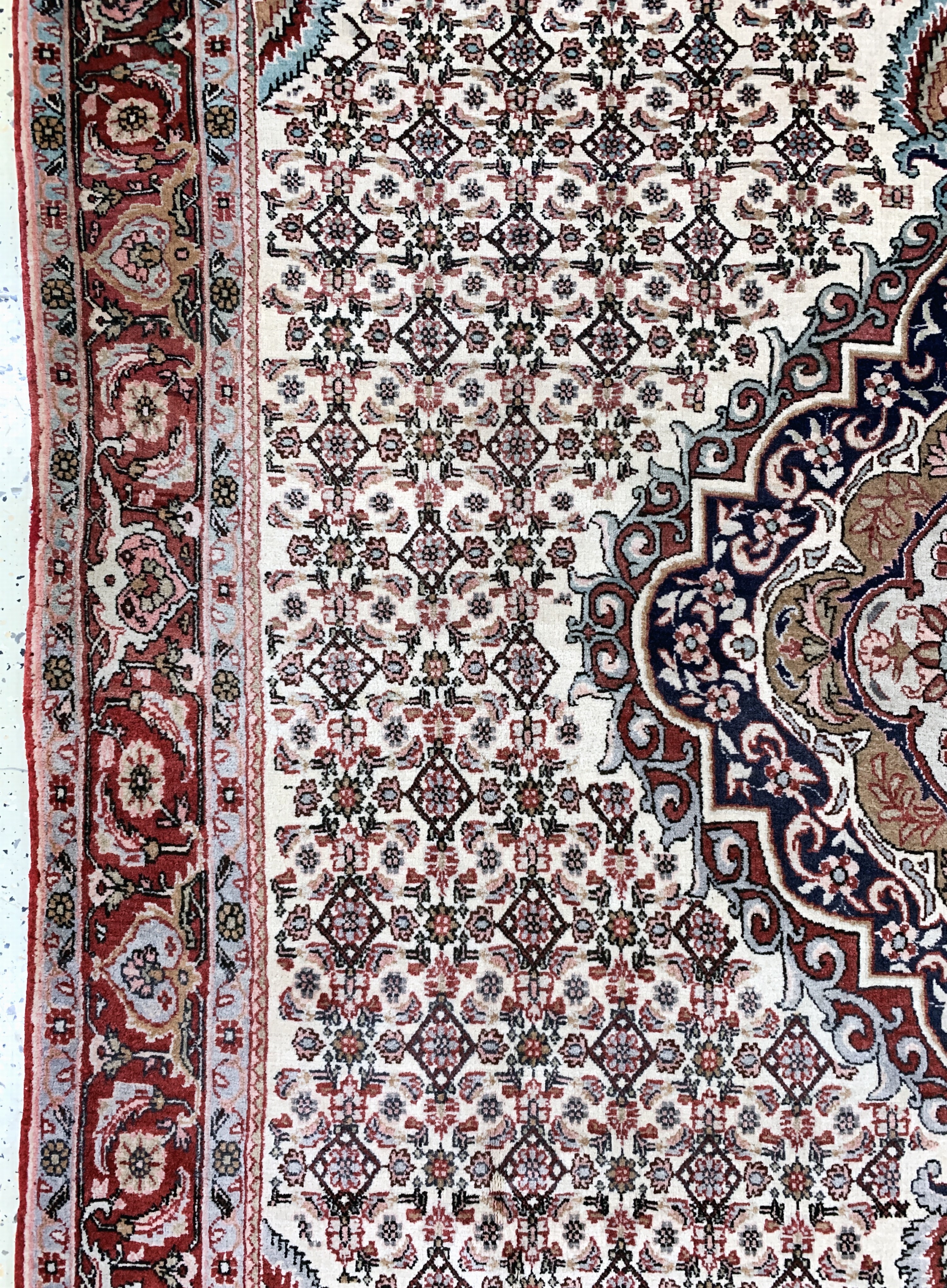 Detail c: Bidjar, Persien, Mitte 20.Jhd, Wolle auf Baumwolle, ca. 277 x 175 cm, EHZ: 2(leichter Mottenfrass am Rand).