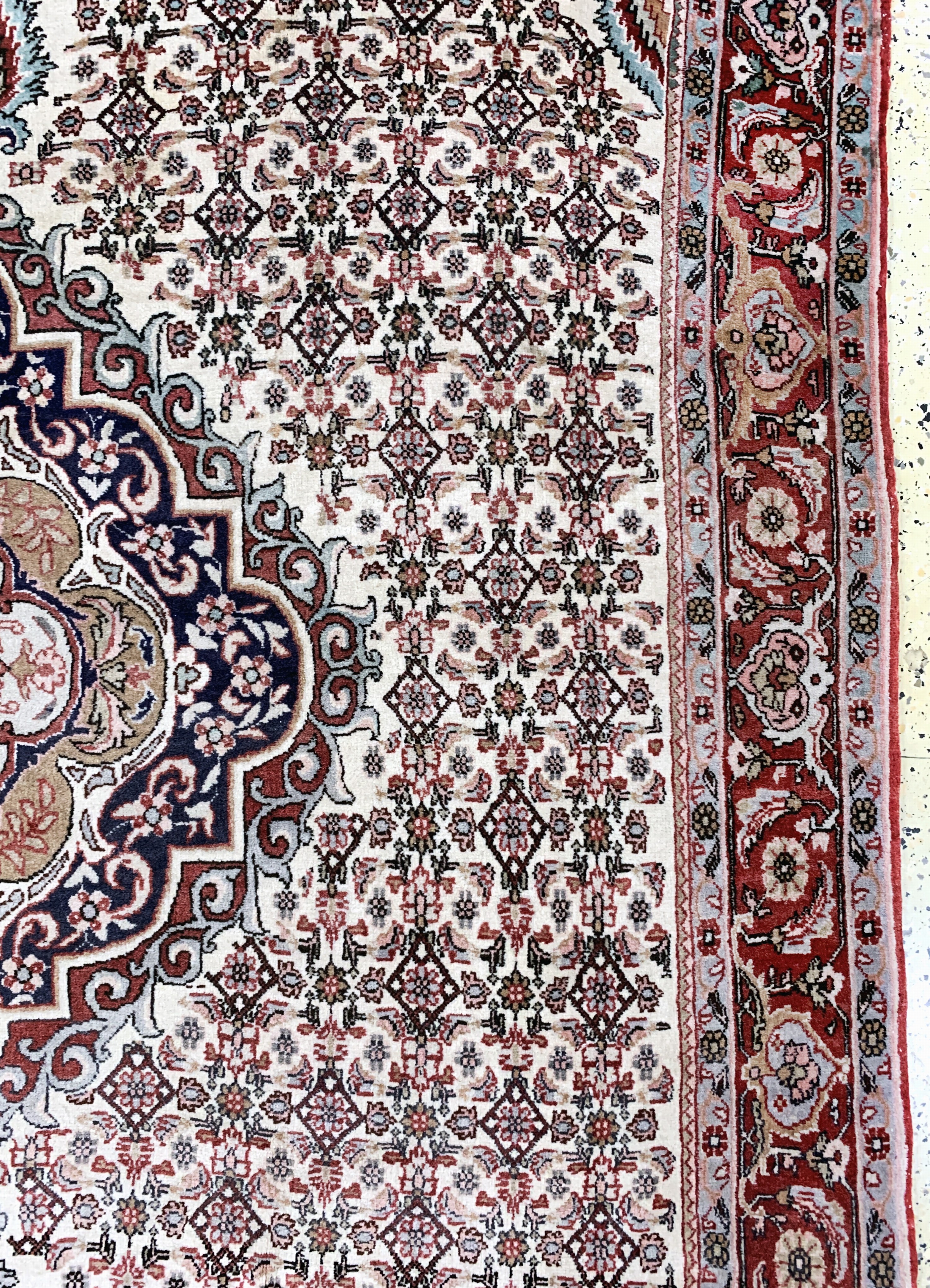 Detail d: Bidjar, Persien, Mitte 20.Jhd, Wolle auf Baumwolle, ca. 277 x 175 cm, EHZ: 2(leichter Mottenfrass am Rand).