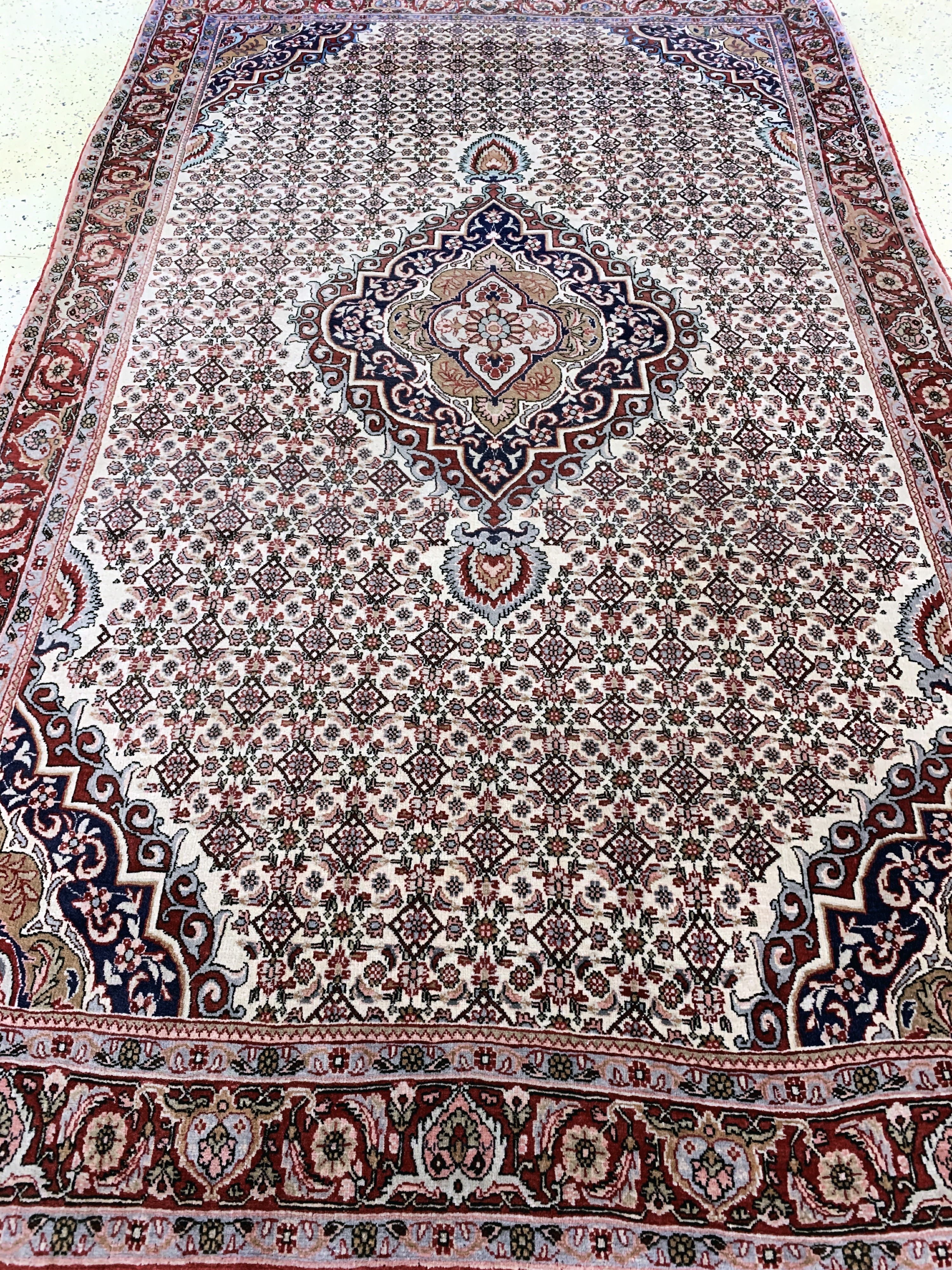 Detail g: Bidjar, Persien, Mitte 20.Jhd, Wolle auf Baumwolle, ca. 277 x 175 cm, EHZ: 2(leichter Mottenfrass am Rand).