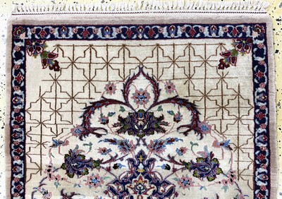 27131147a - Esfahan fein, Persien, Mitte 20.Jhd, Korkwolle mit und auf Seide, ca. 100 x 60 cm, EHZ: ...