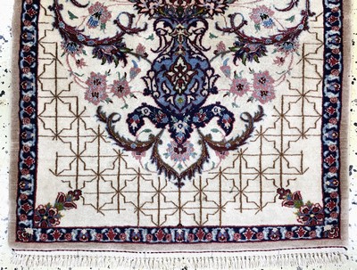 27131147b - Esfahan fein, Persien, Mitte 20.Jhd, Korkwolle mit und auf Seide, ca. 100 x 60 cm, EHZ: ...