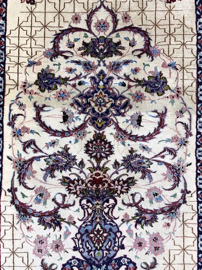 27131147c - Esfahan fein, Persien, Mitte 20.Jhd, Korkwolle mit und auf Seide, ca. 100 x 60 cm, EHZ: ...
