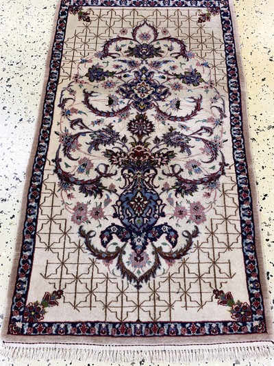 27131147d - Esfahan fein, Persien, Mitte 20.Jhd, Korkwolle mit und auf Seide, ca. 100 x 60 cm, EHZ: ...