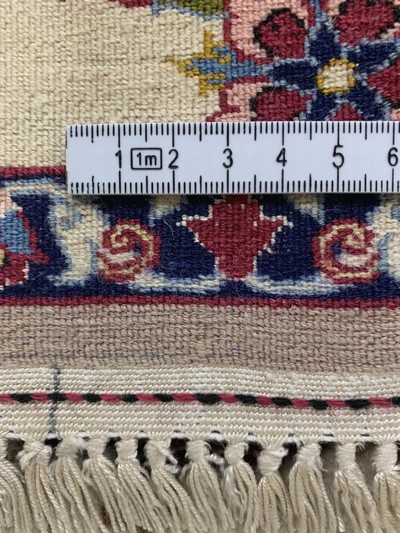 27131147e - Esfahan fein, Persien, Mitte 20.Jhd, Korkwolle mit und auf Seide, ca. 100 x 60 cm, EHZ: ...