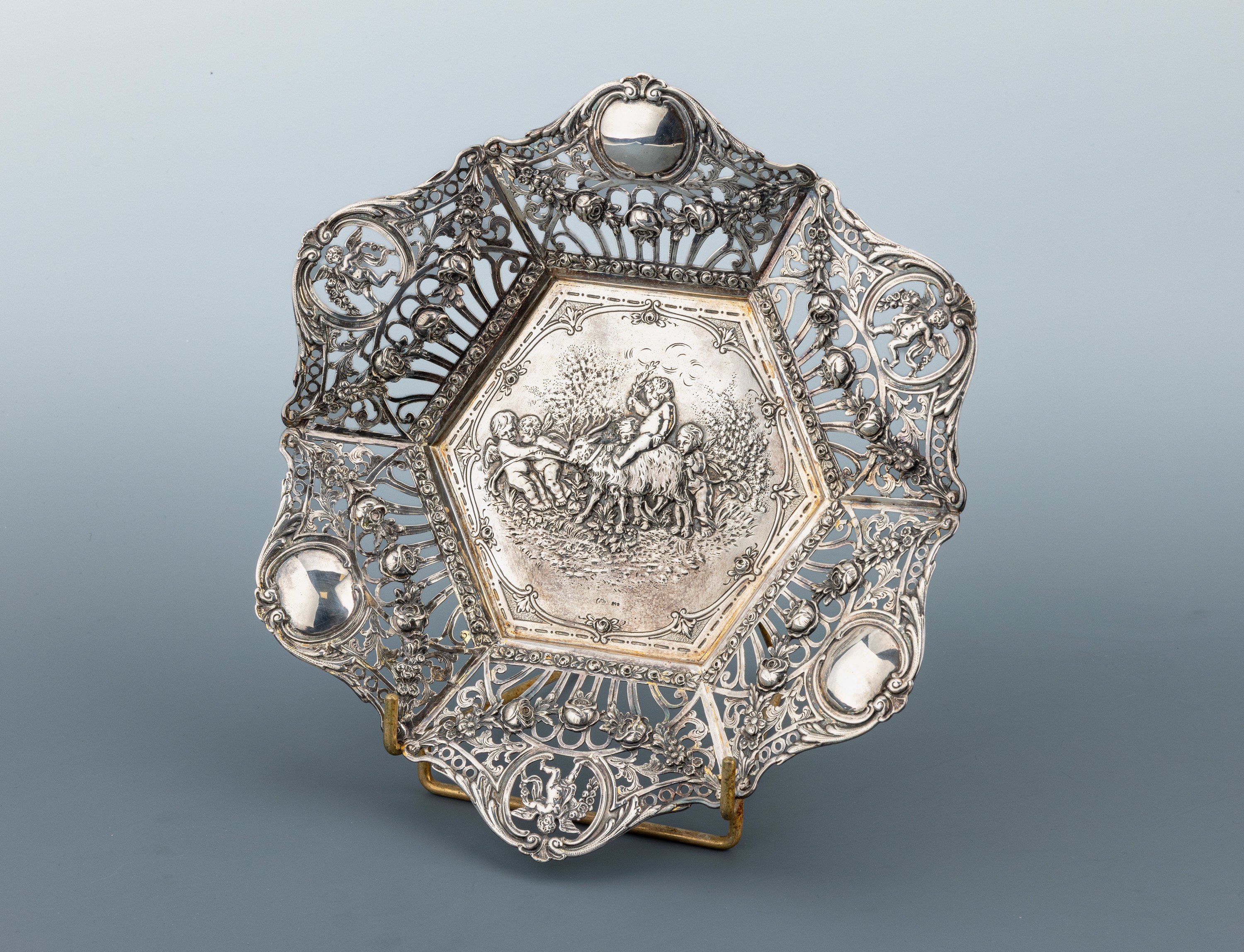 Image 27131390 - Anbietschale, Hanau, um 1900, 800er Silber,sechspassige Grundform, Spiegel mit Relief, ...