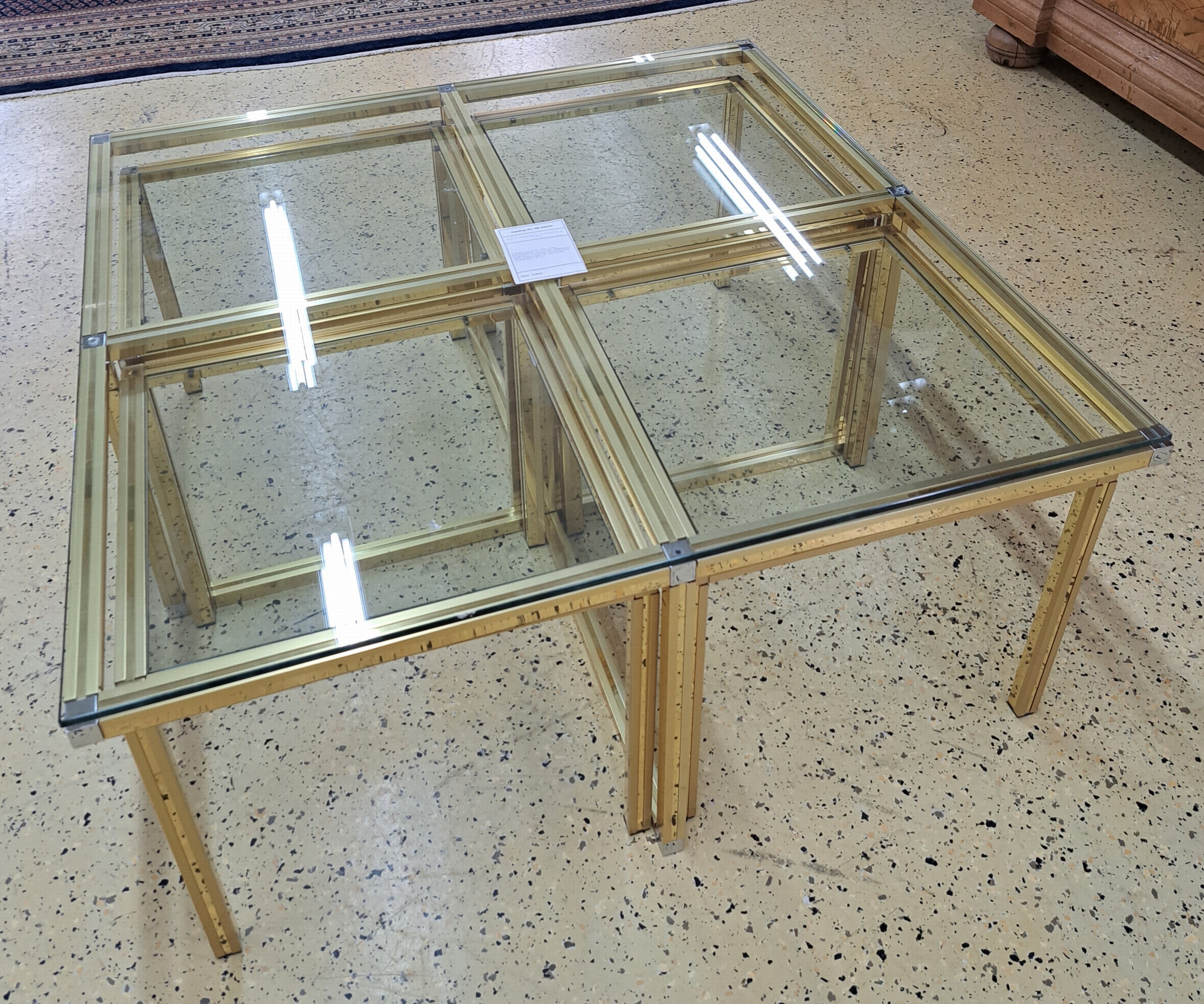Detail b: Kombinationstisch, 80er Jahre, Messinggestell, mit großer aufgelegter Glasplatte, 4 kleinere Beistelltische diese kombinierbar mit dem großem ...