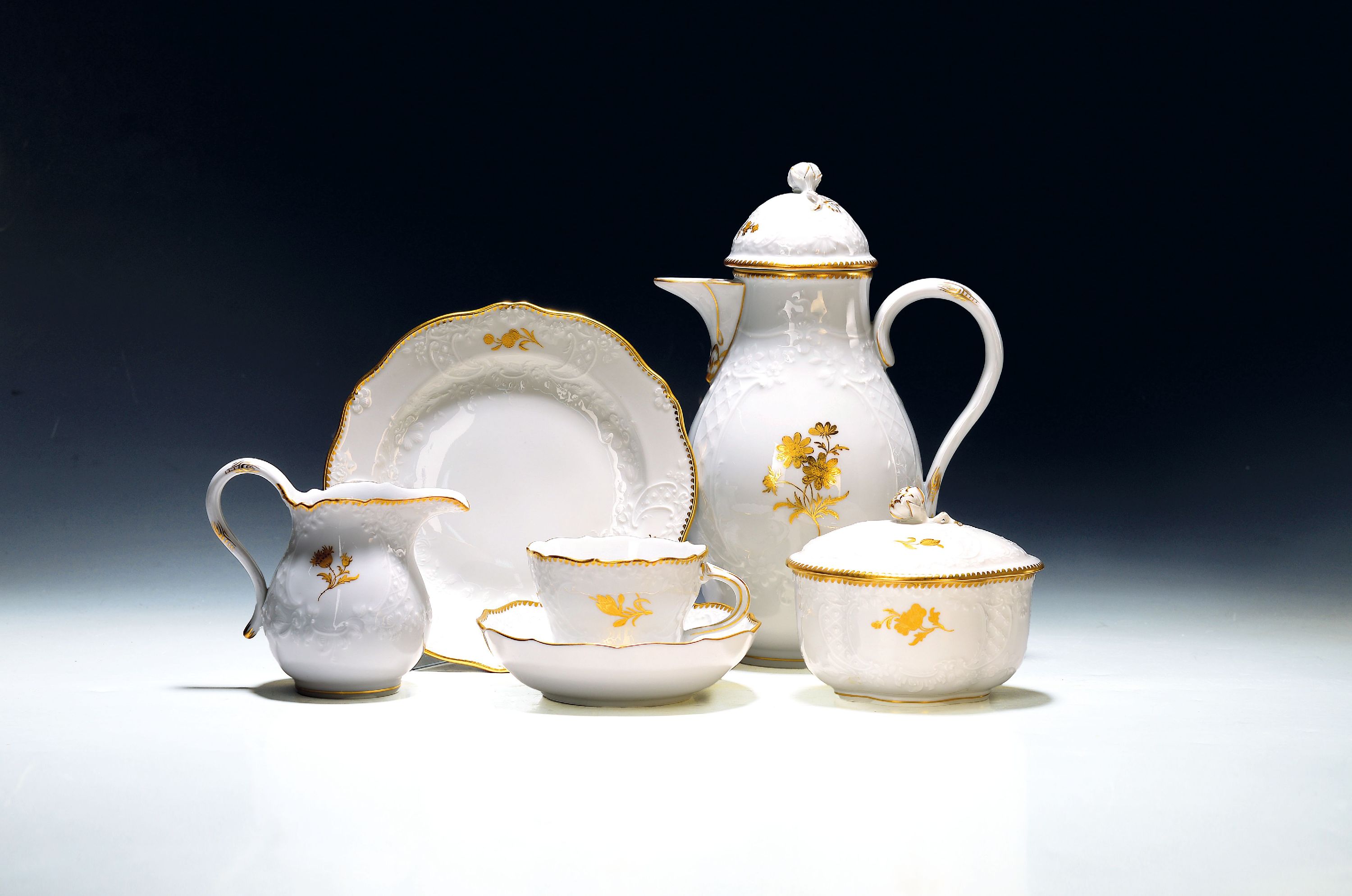Image 27131432 - Kaffeeservice für 6 Personen, Dekor Goldzweig in den Schildern, Meissen, 1960er-Jahre, 2 ...