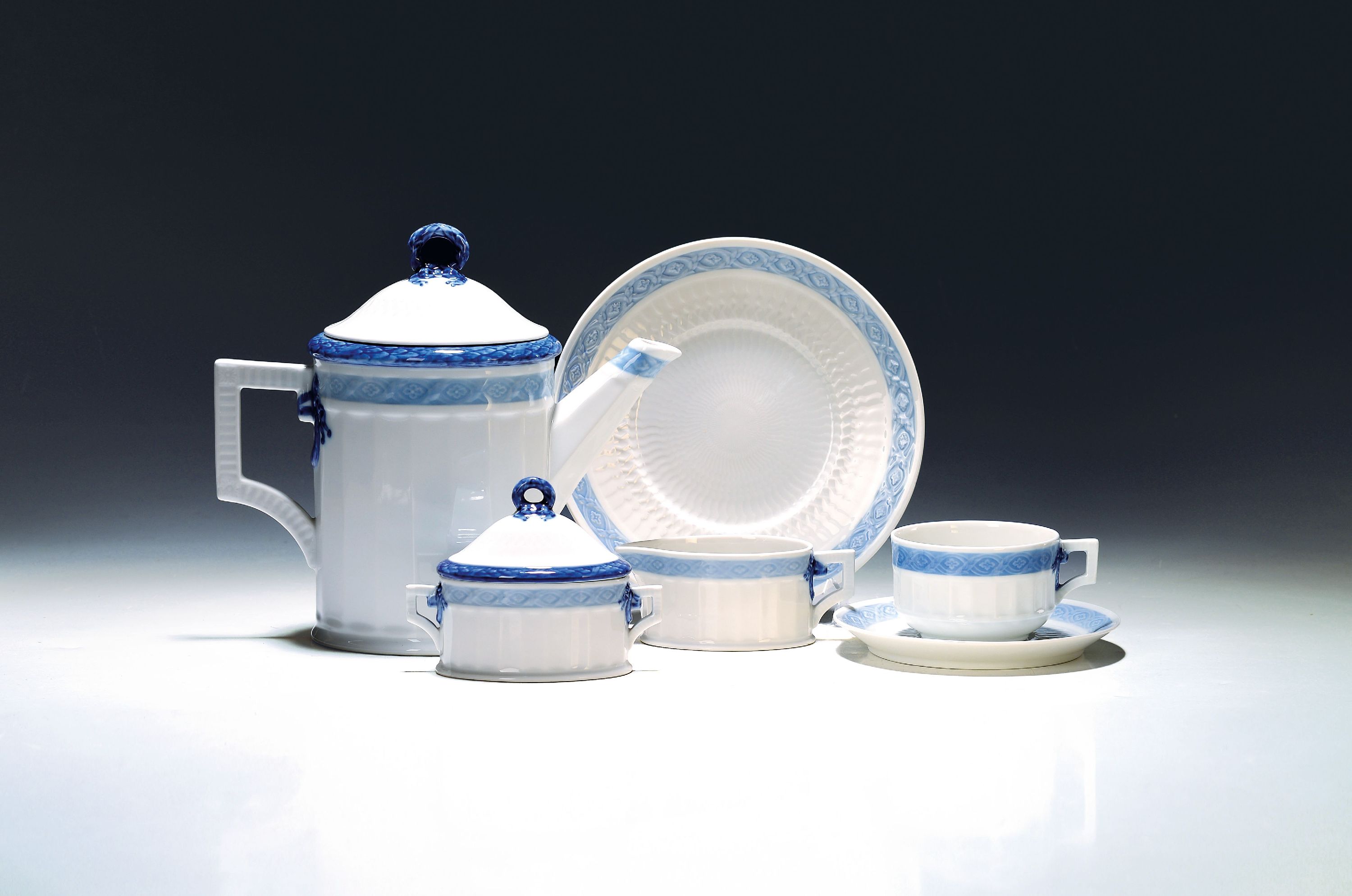 Image 27131433 - Tea service for 6 people, Royal Copenhagen, blue fan decor, designed by Arnold Krogh, ...