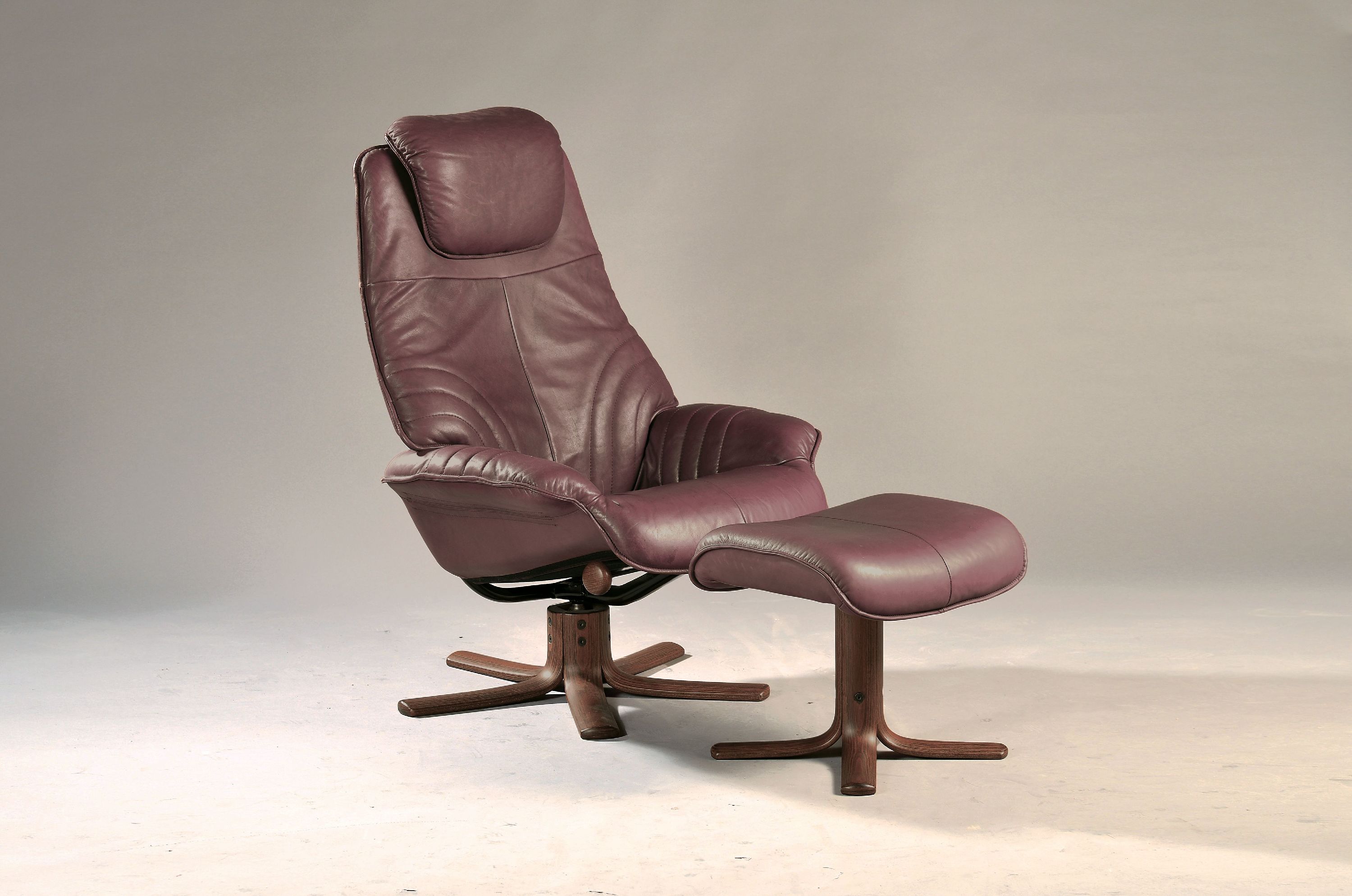Image 27131491 - Sessel mit Fußhocker von Hjellegjerde Møbler, 60er Jahre, Lederbezug, drehbar und Sitz ...