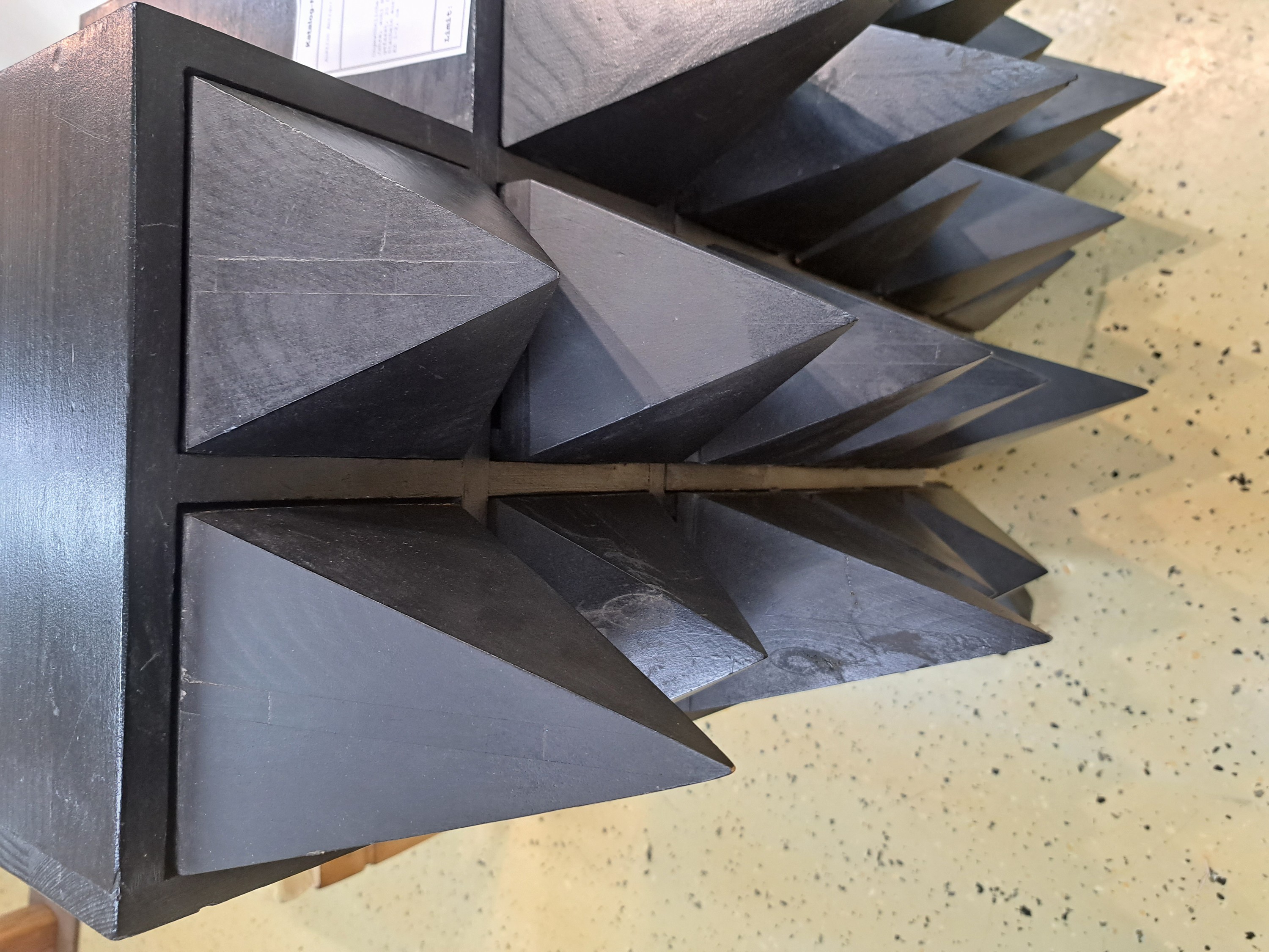 Detail i: Ungewöhnliche Kommode, wohl 1980/90er-Jahre, wohl Nadelholz, schwarz-blau gefasst, 20 Schubläden in spitzen Stacheln auslaufend, Paar Tatzenfüße, ...