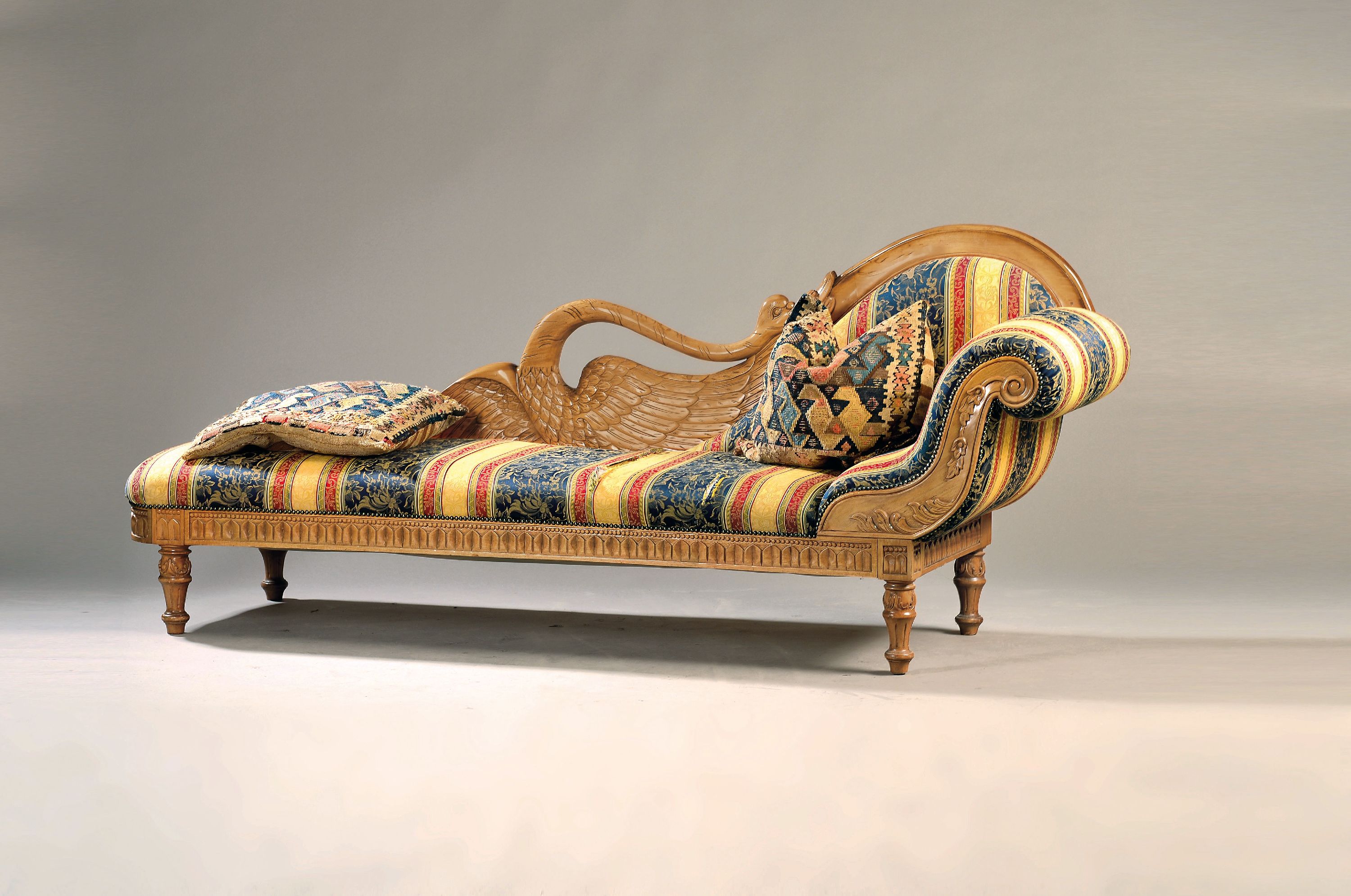 Image 27131558 - Chaiselongue mit Schwanendekor, 20.Jh., Nußbaum massiv, aufwendige feine Schnitzereien, ...