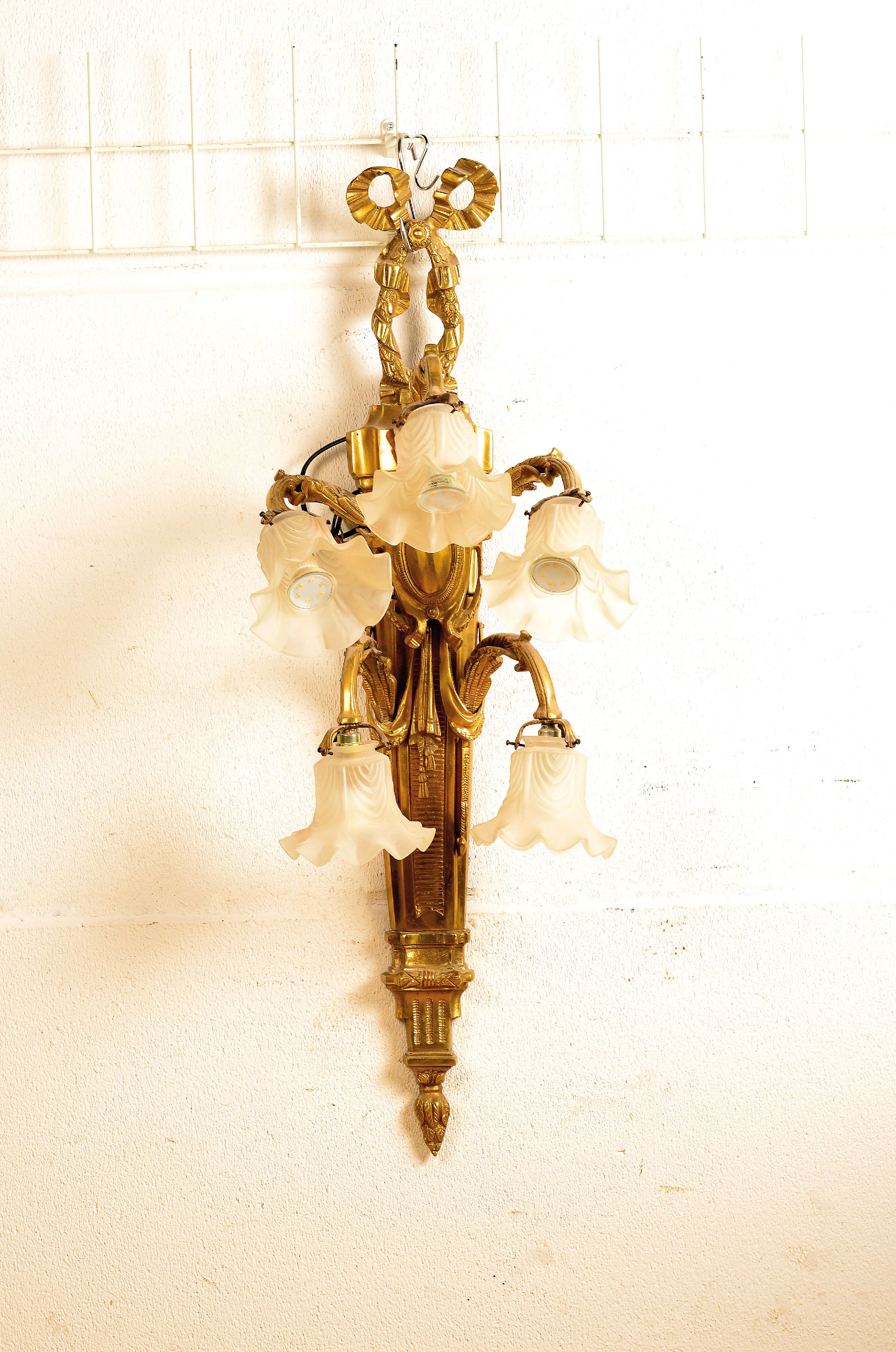 Image 27131560 - Wandleuchter, 20.Jh., Gelbmetall, 5-flammig, blütenförmige Glasschirme, ...